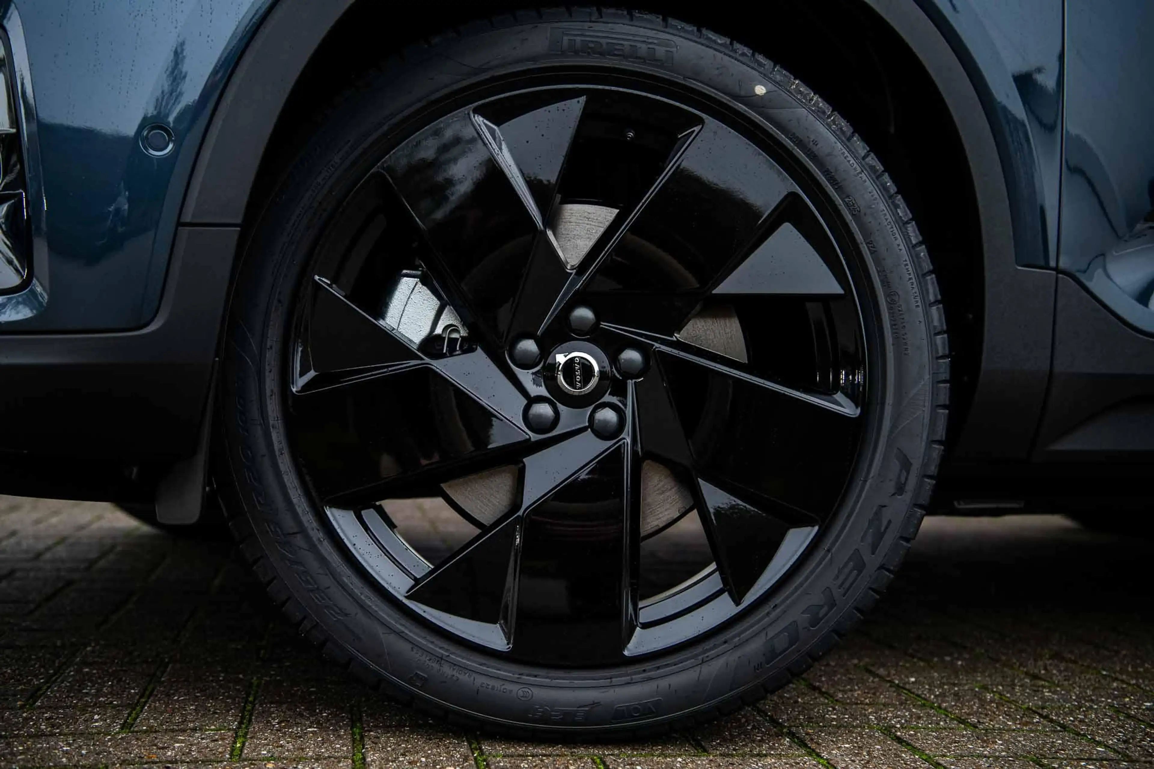Volvo EC40 Single Motor Extended Range Ultra | Black Edition — photo 6