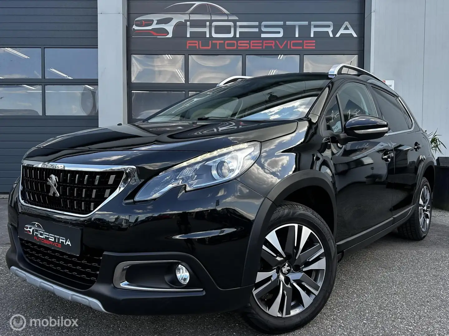 Peugeot 2008 1.2 PureTech Allure Pano Navi Trekhk Carplay Nap Zwart - 1