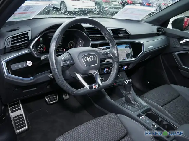 Audi Q3 view 7