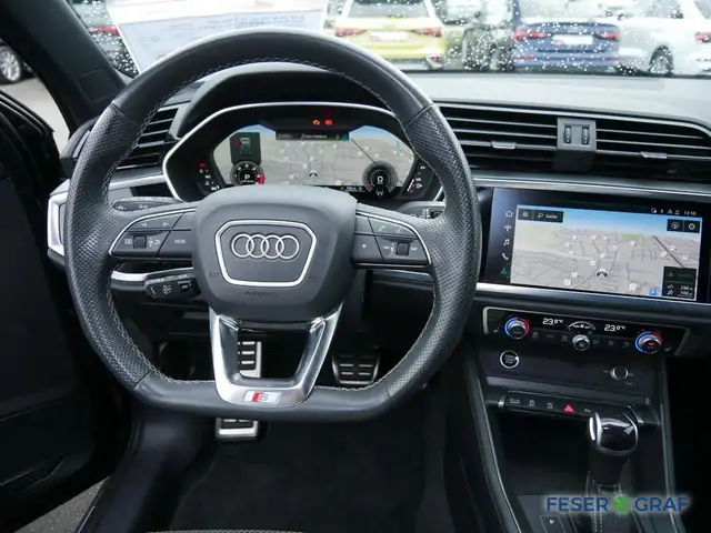 Audi Q3 view 10