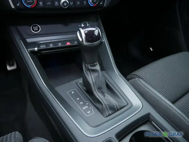 Audi Q3 view 8