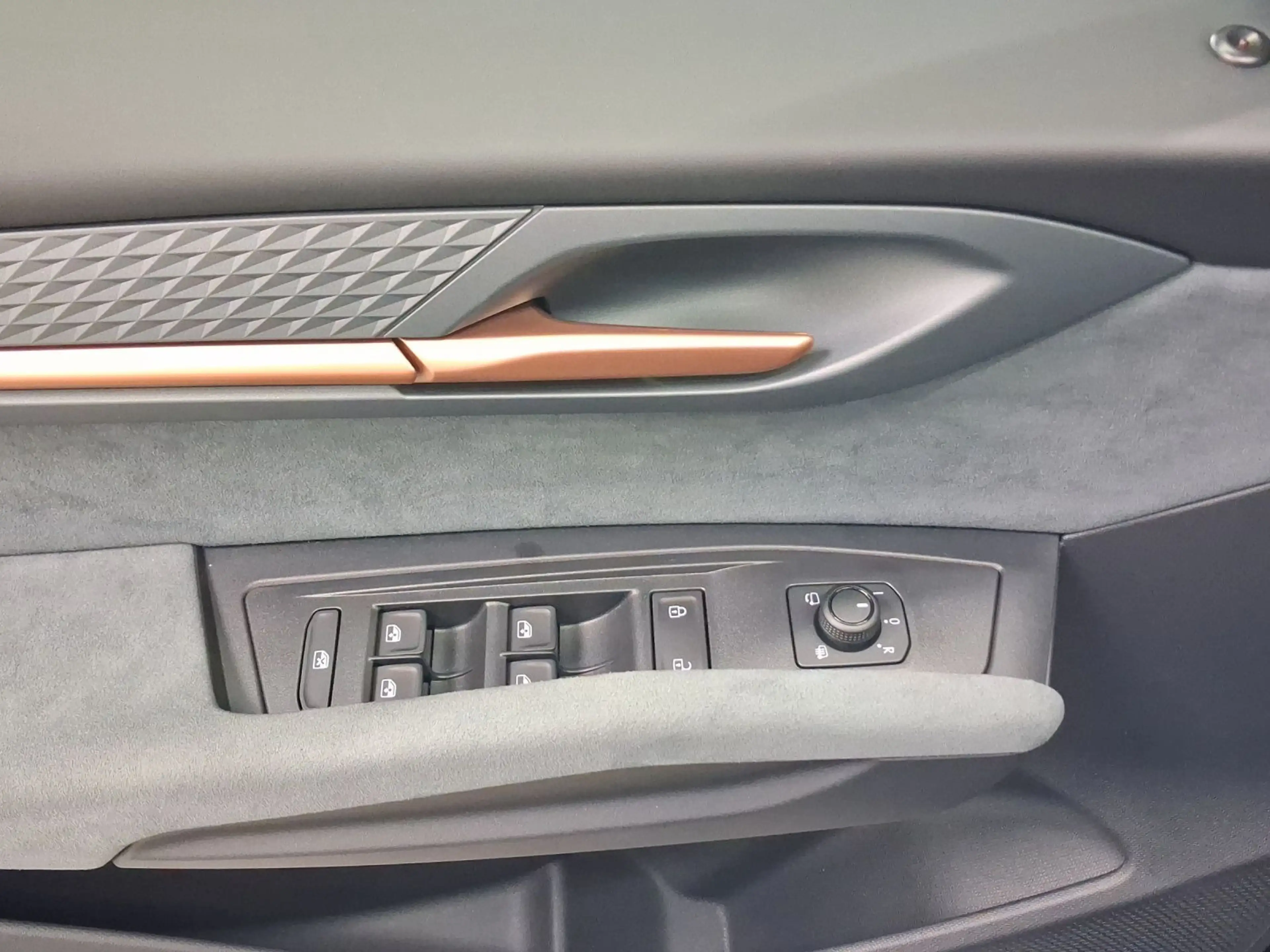 CUPRA Born VZ NAVI HuD STHZ CLIMA LM20 ESP DCC — photo 8