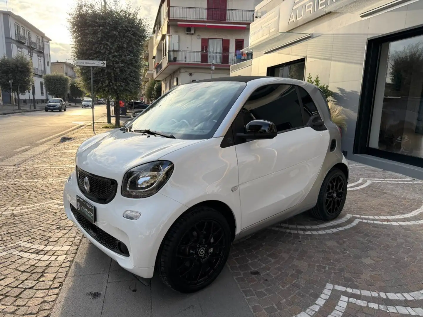 smart forTwo EQ PASSION NAVI+CERCHI 16 KM 21500 Blanc - 1
