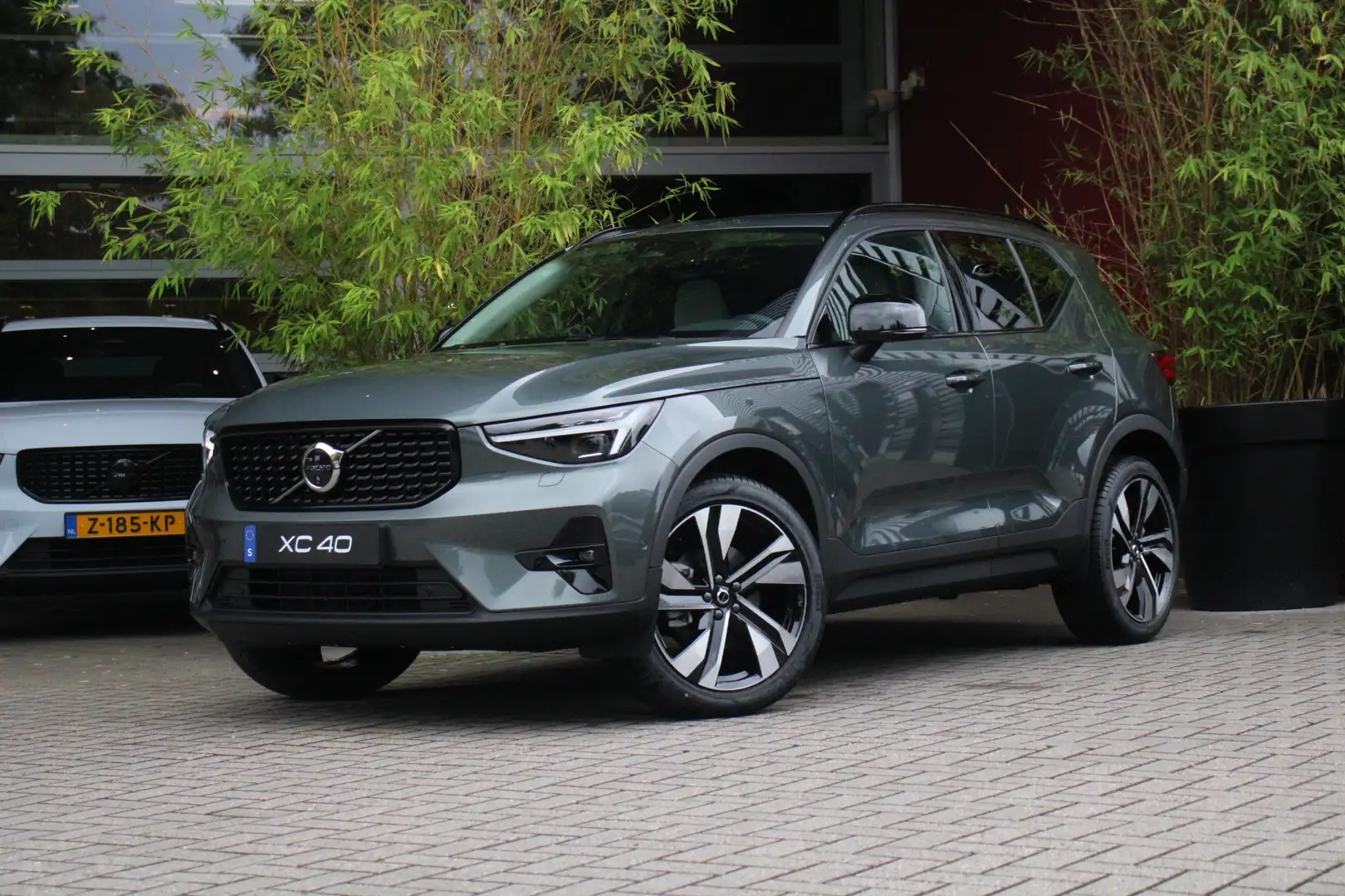 Volvo XC40 2.0 B4 Plus Dark | 20" Velgen | Matrix LED | 360 C Gris - 1