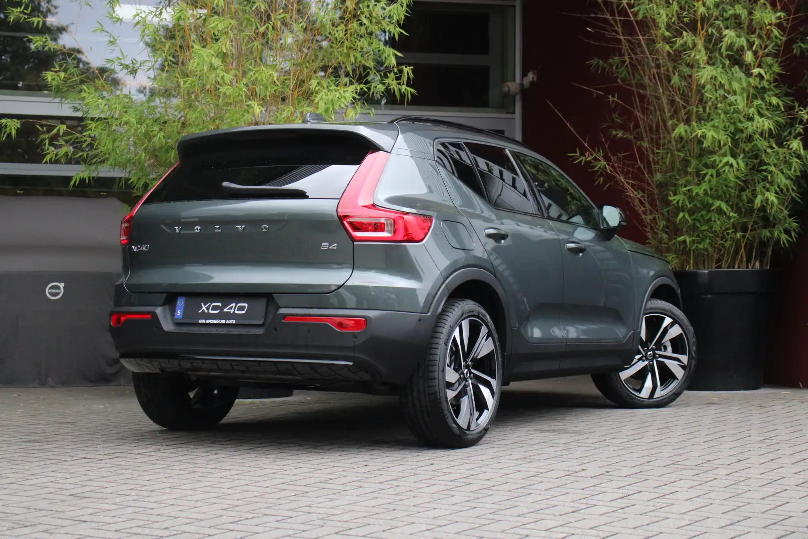 Volvo XC40 2.0 B4 Plus Dark | 20" Velgen | Matrix LED | 360 C Gris - 2