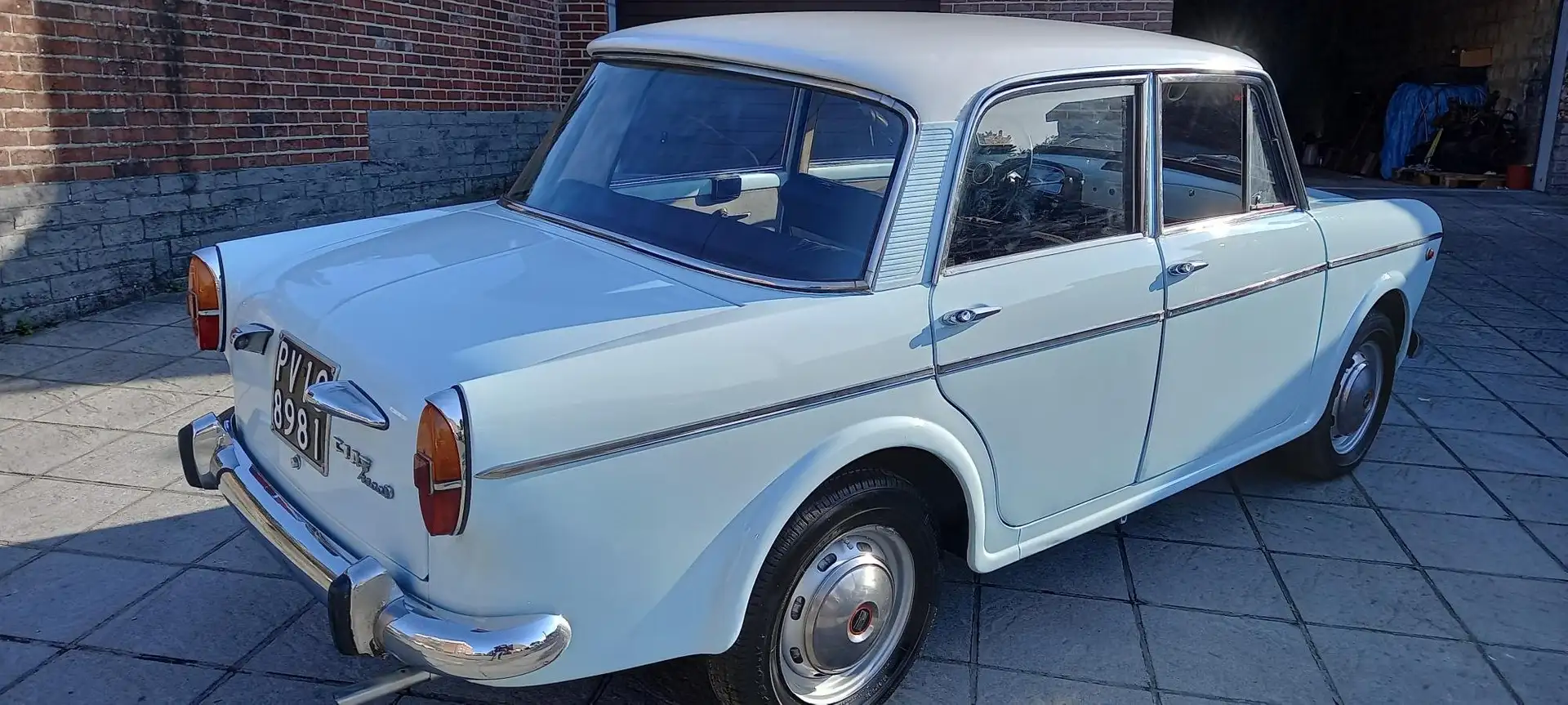 Oldtimer Fiat 103 berlina Modrá - 1