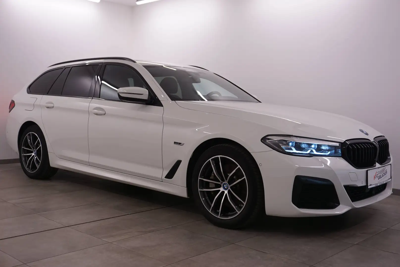 BMW 530 e xDrive M Sport // Anhängervorr. // ACC // Panoramad. // Weiß - 1