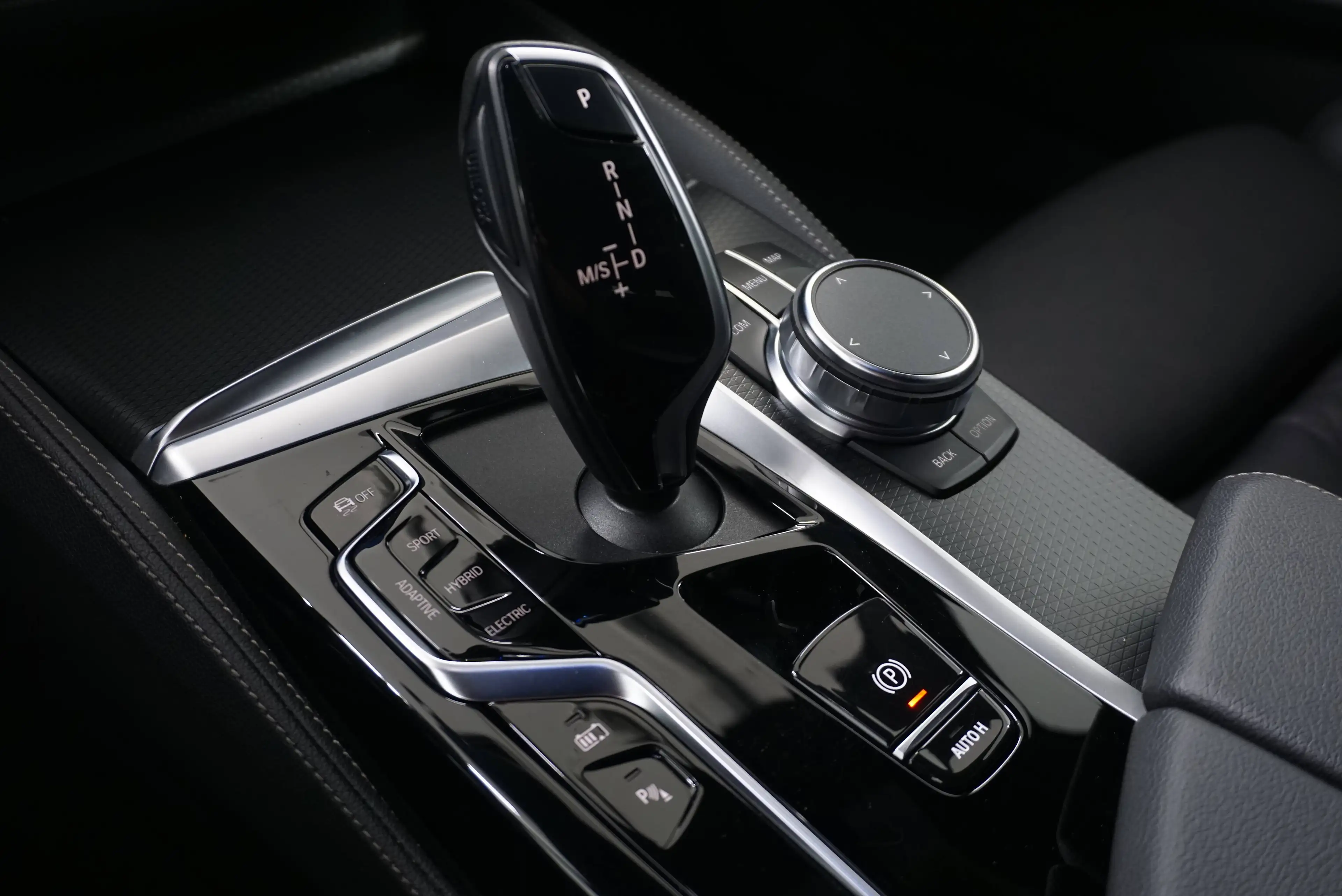 BMW 530 e xDrive M Sport // Anhängervorr. // ACC // Panoramad. // — photo 6