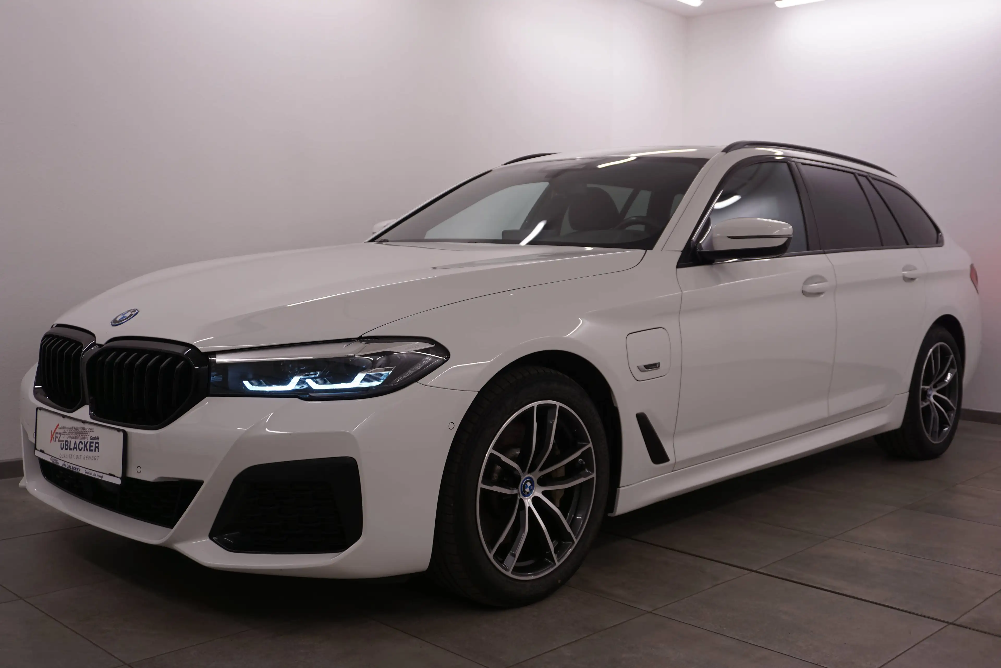 BMW 530 e xDrive M Sport // Anhängervorr. // ACC // Panoramad. // — photo 3