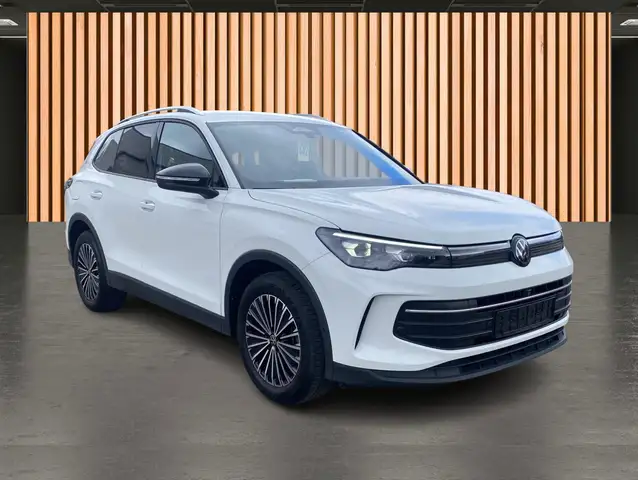 Volkswagen Tiguan view 2