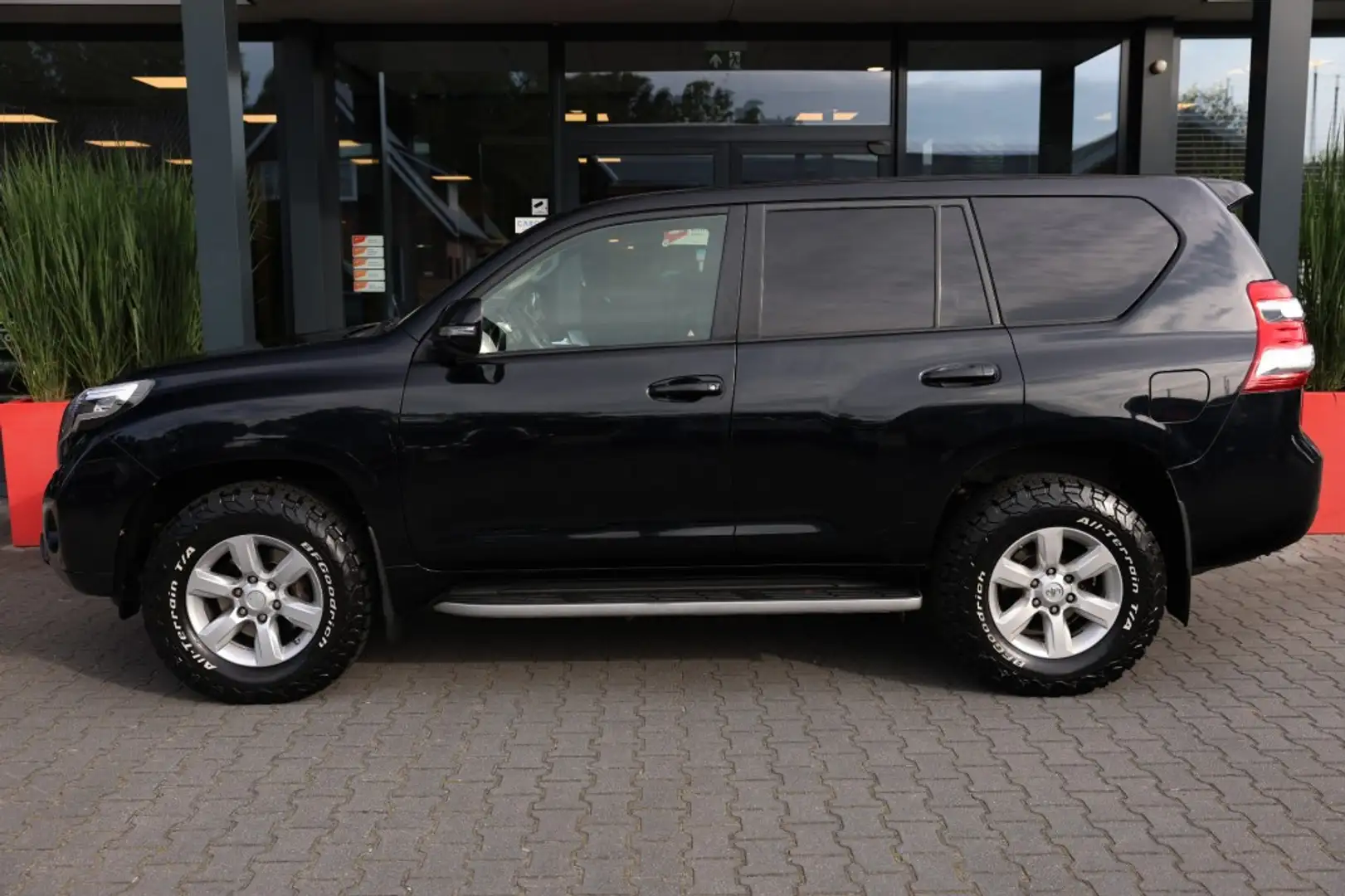 Toyota Land Cruiser 3.0 D-4D 5DRS LEGEND A/T VAN MAG 7000 KG TREKKEN Negro - 2
