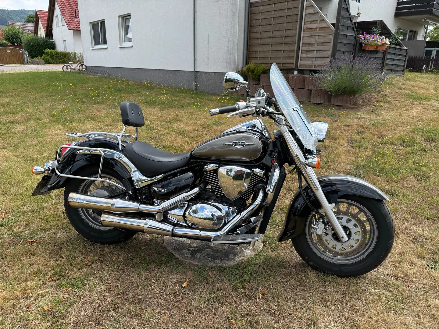 Suzuki VL 800 Top gepflegt – inkl. Kofferset und Navi Noir - 1