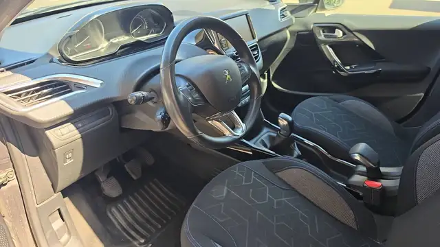 Peugeot 2008 view 8
