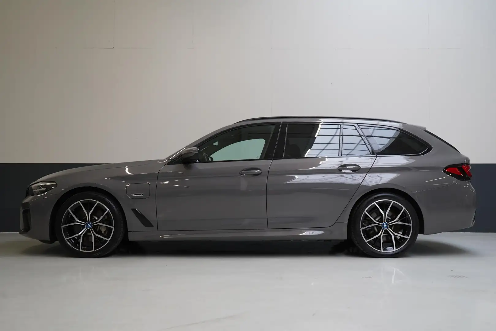 BMW 530 5-serie Touring 530e Business Edition Plus | Trekh Grijs - 2