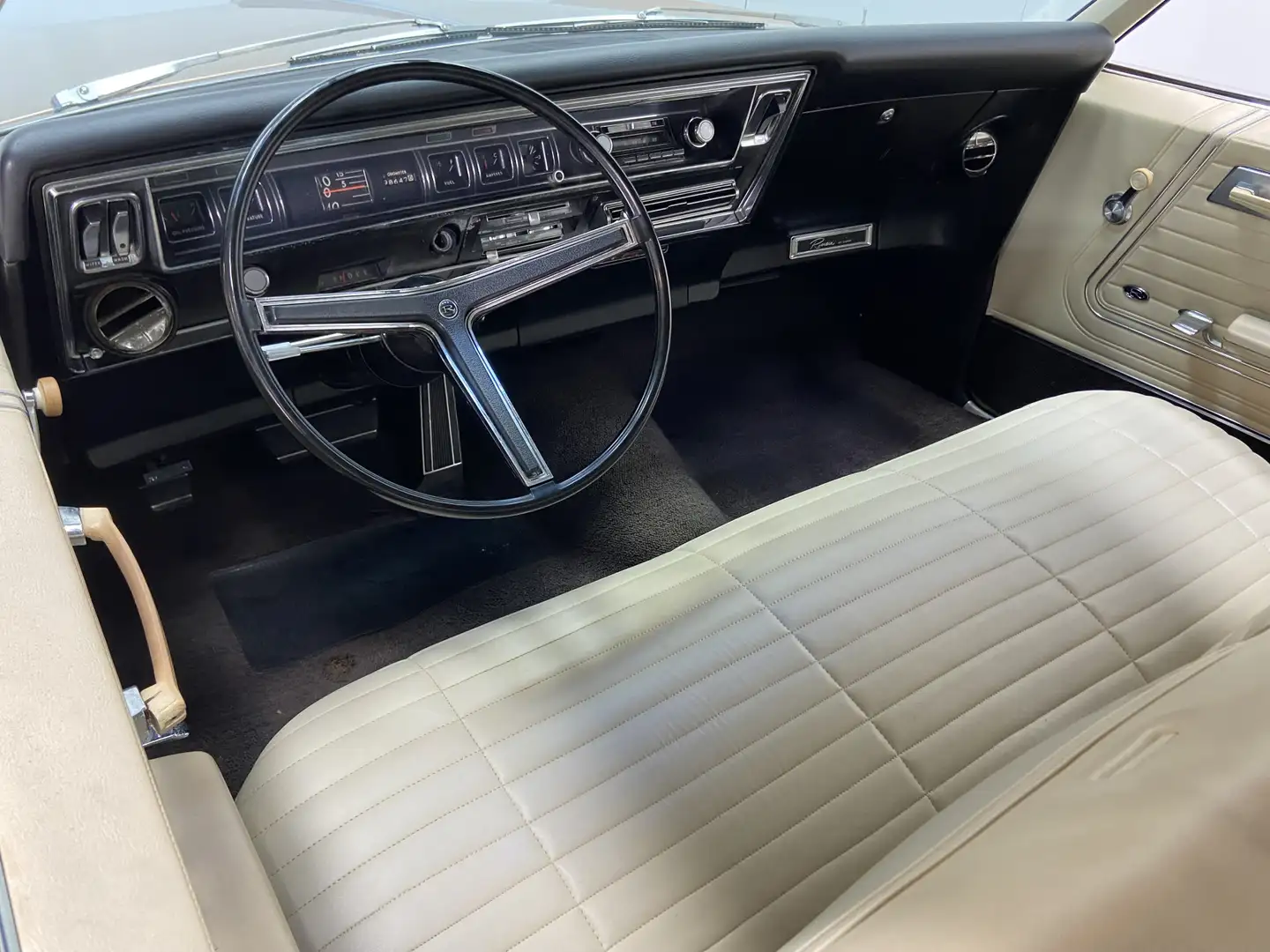 Buick Riviera *American Classic* 430 Ci / 7.0l V8 / 1967 / Coupe Złoty - 2