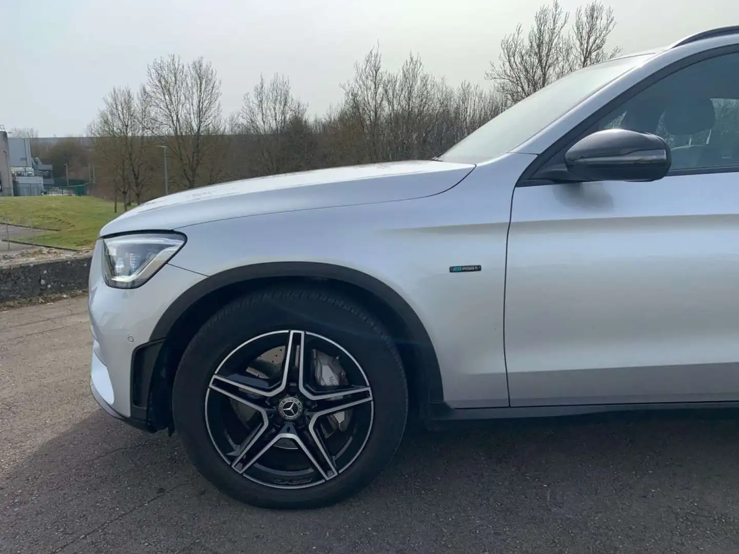 Mercedes-Benz GLC 300 300e 4Matic  AMG Line Zilver - 2