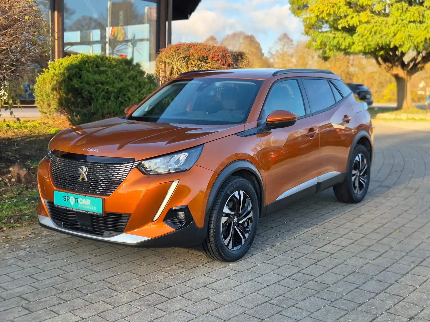 Peugeot 2008 Allure Pack PureTech 130 - 1.Hand/3D-Navi/Sitzheiz Orange - 2