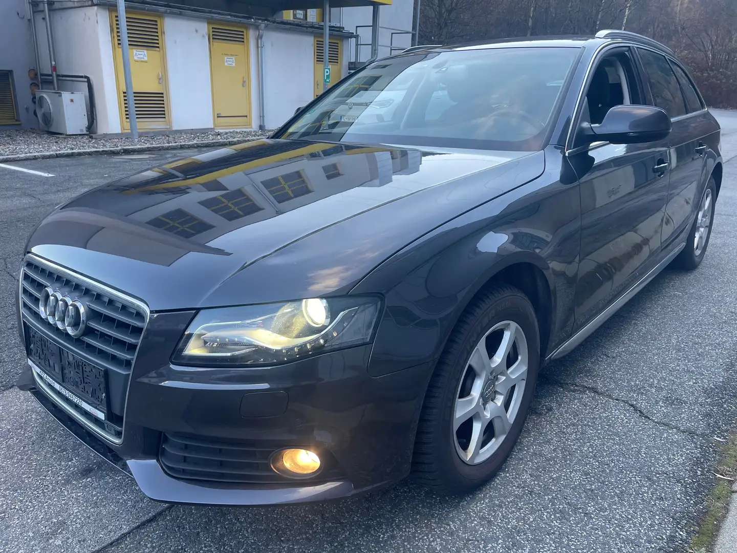 Audi A4 Attraction Grau - 1