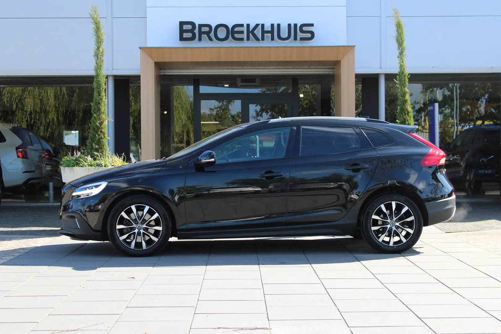 Volvo V40 Cross Country 1.5 T3 Dynamic Edition Noir - 2