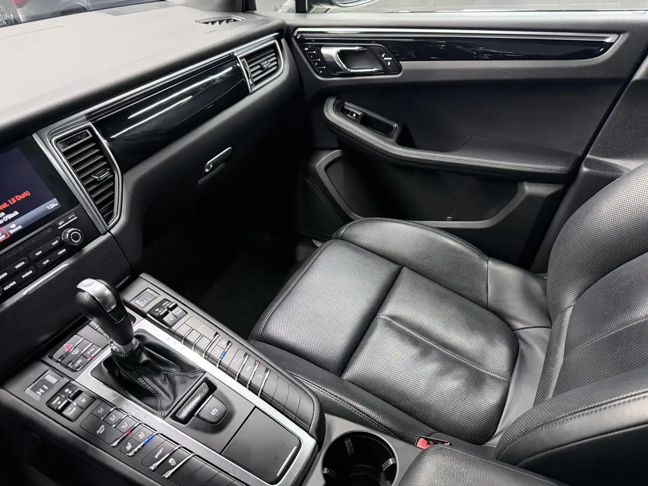 Porsche Macan photo Porsche Macan