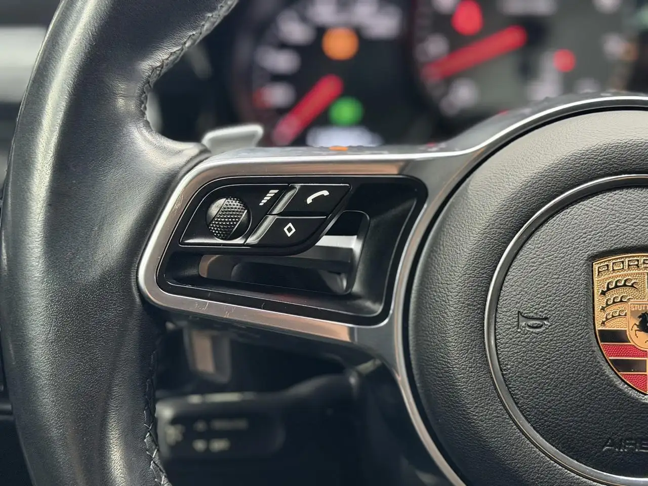Porsche Macan photo Porsche Macan