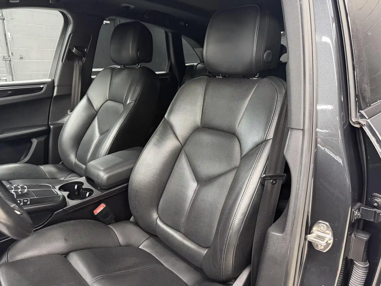 Porsche Macan photo Porsche Macan