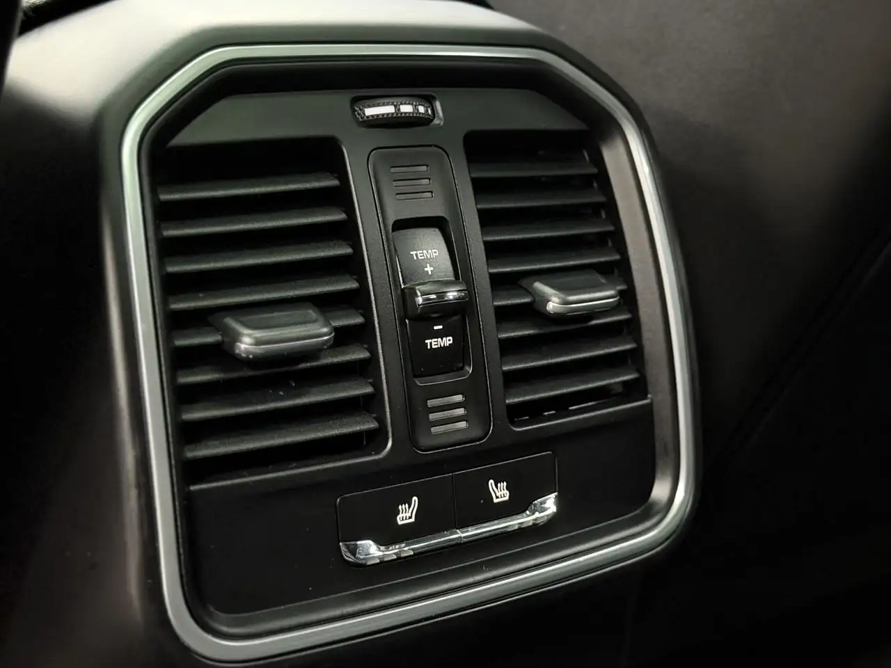 Porsche Macan photo Porsche Macan