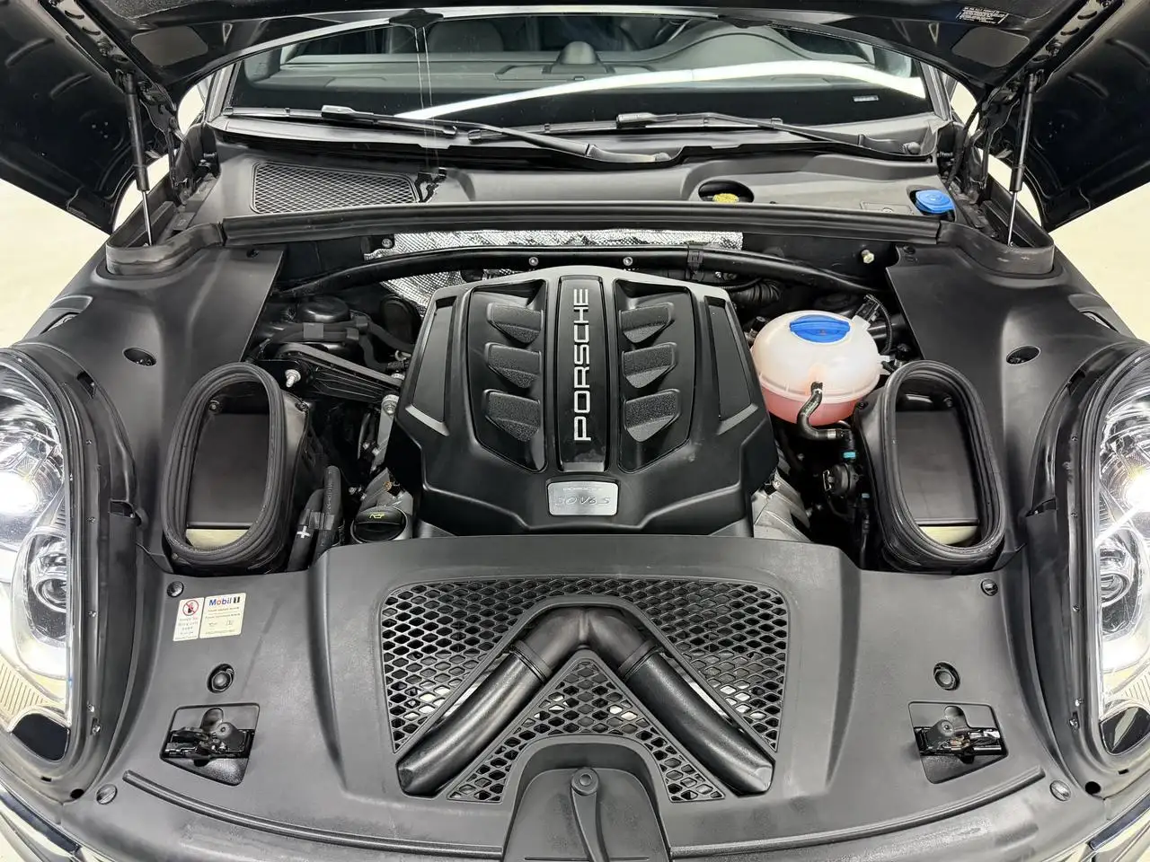 Porsche Macan photo Porsche Macan