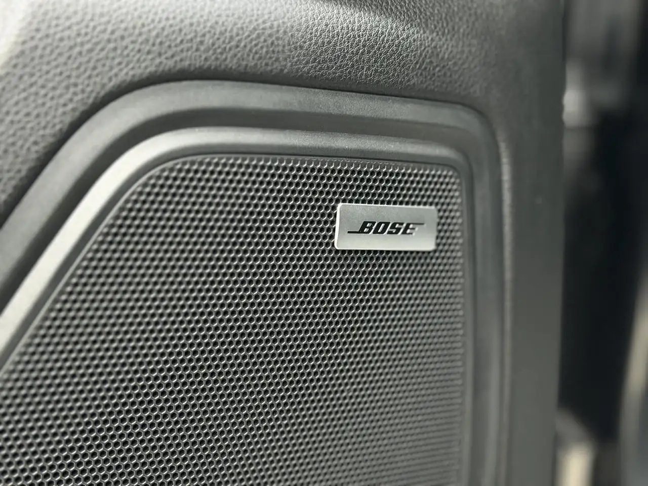 Porsche Macan photo Porsche Macan