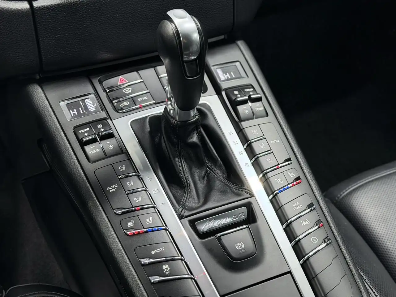 Porsche Macan photo Porsche Macan