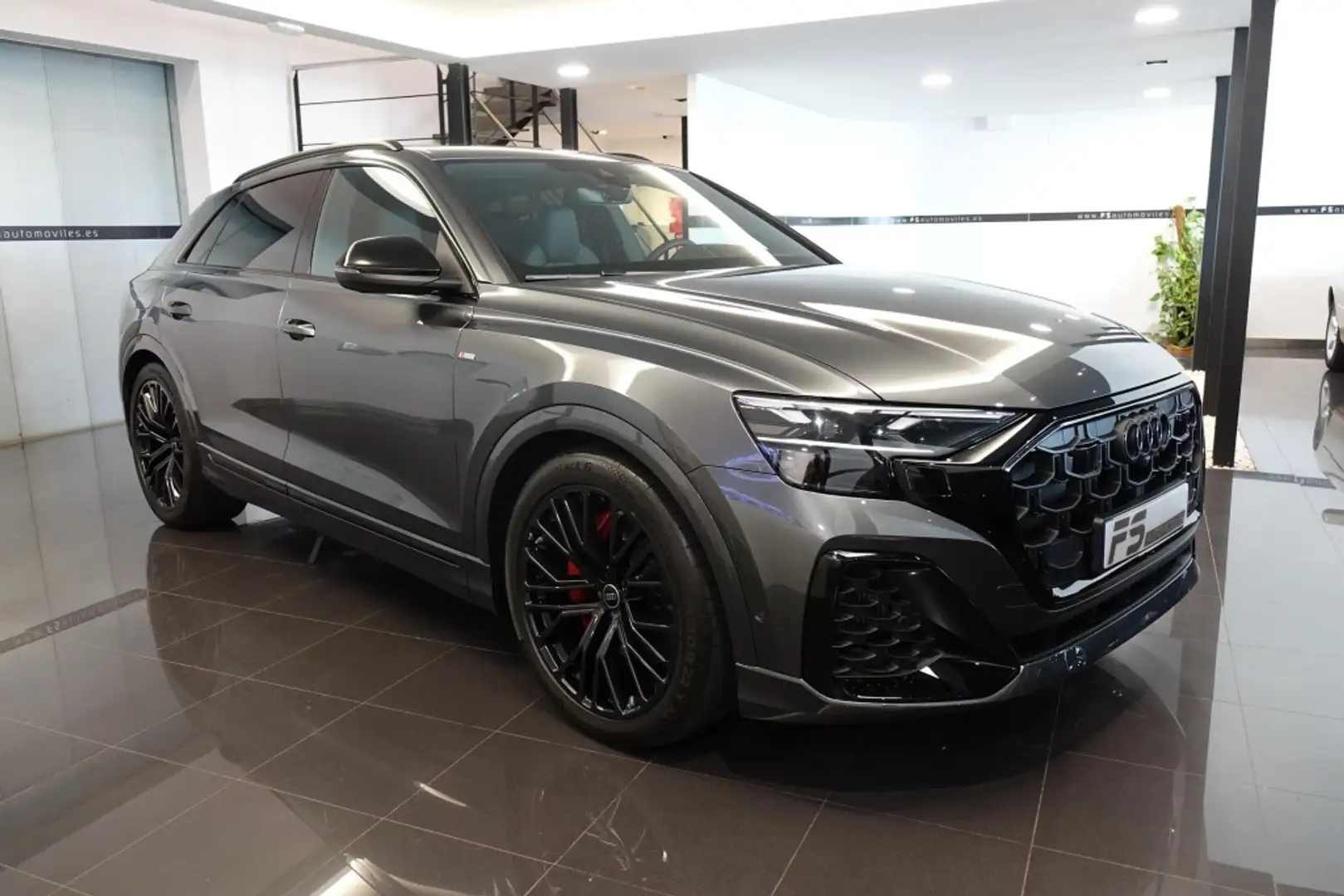 Audi Q8 60 TFSIe Black line quattro tiptronic Grijs - 1