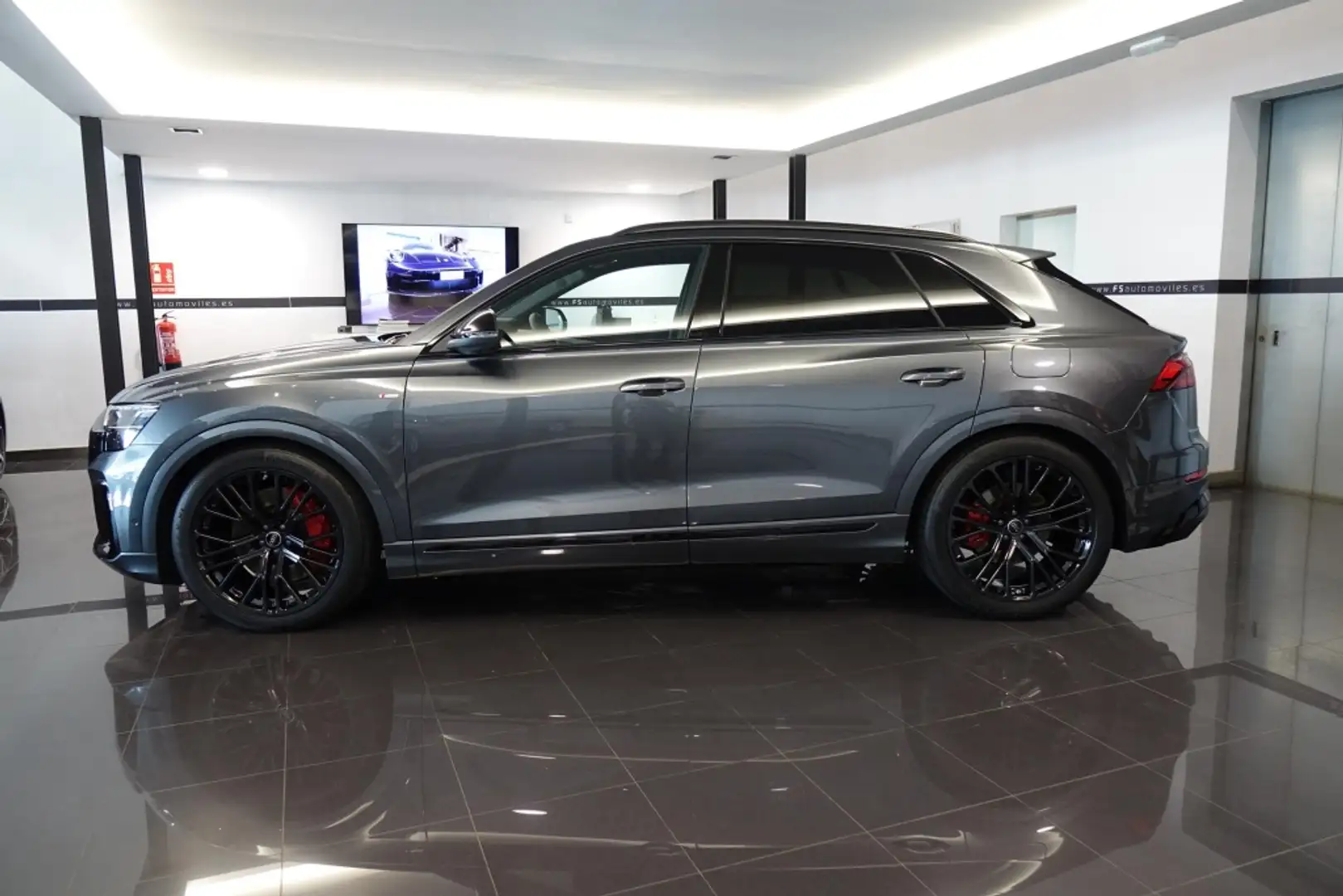 Audi Q8 60 TFSIe Black line quattro tiptronic Grijs - 2