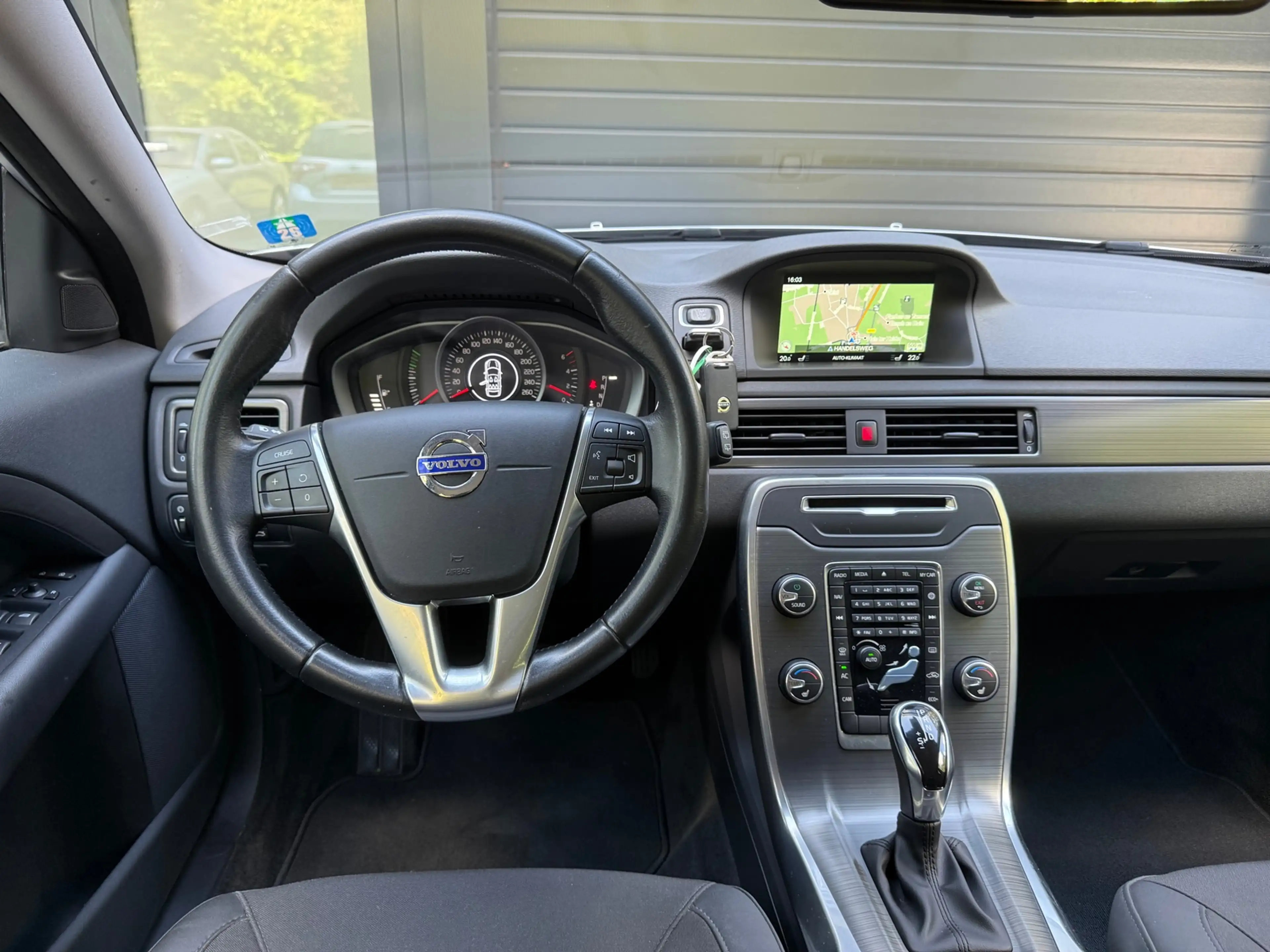 Volvo V70 2.0 D3 Classic Edition — photo 11