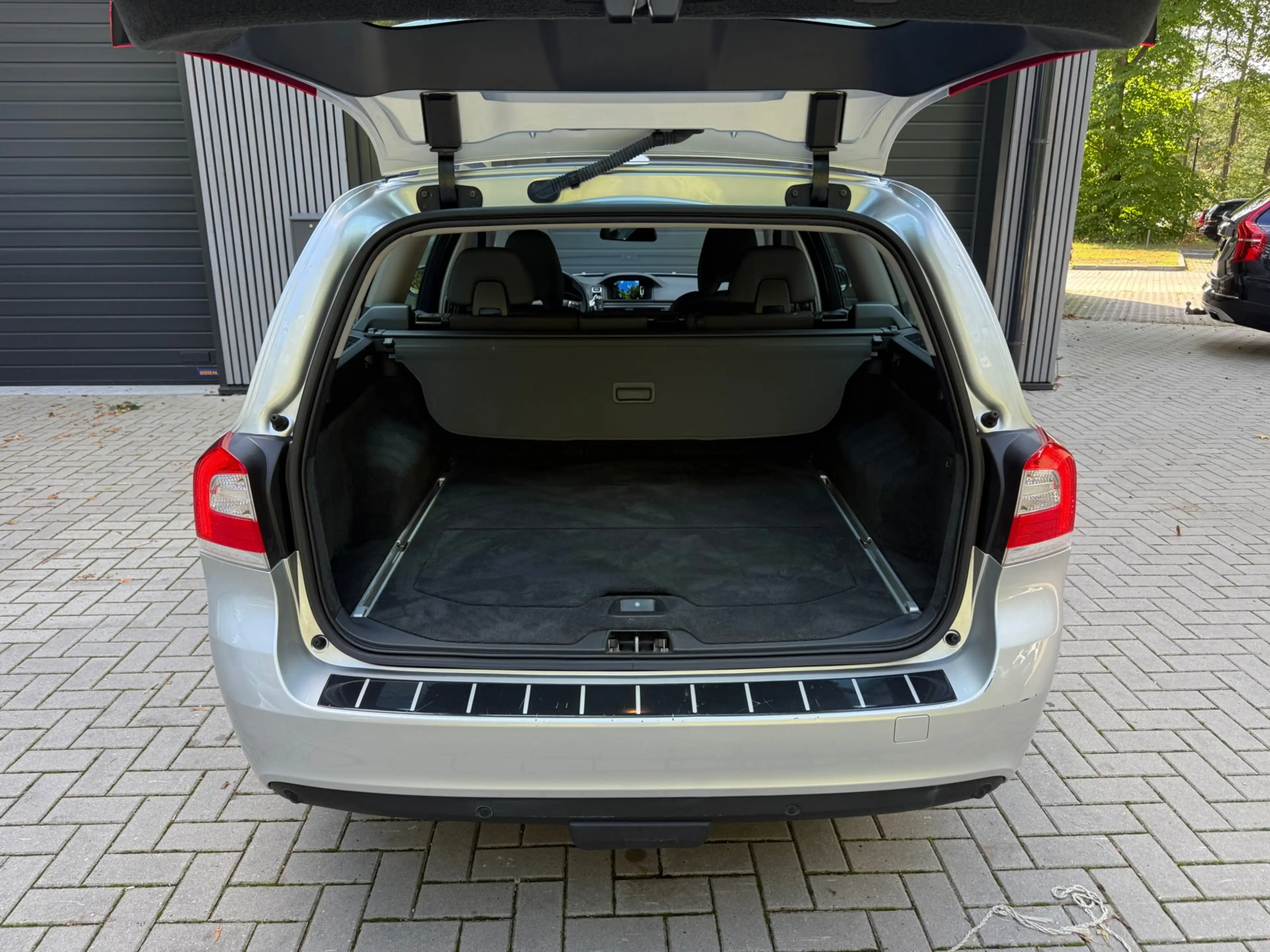 Volvo V70 2.0 D3 Classic Edition — photo 23