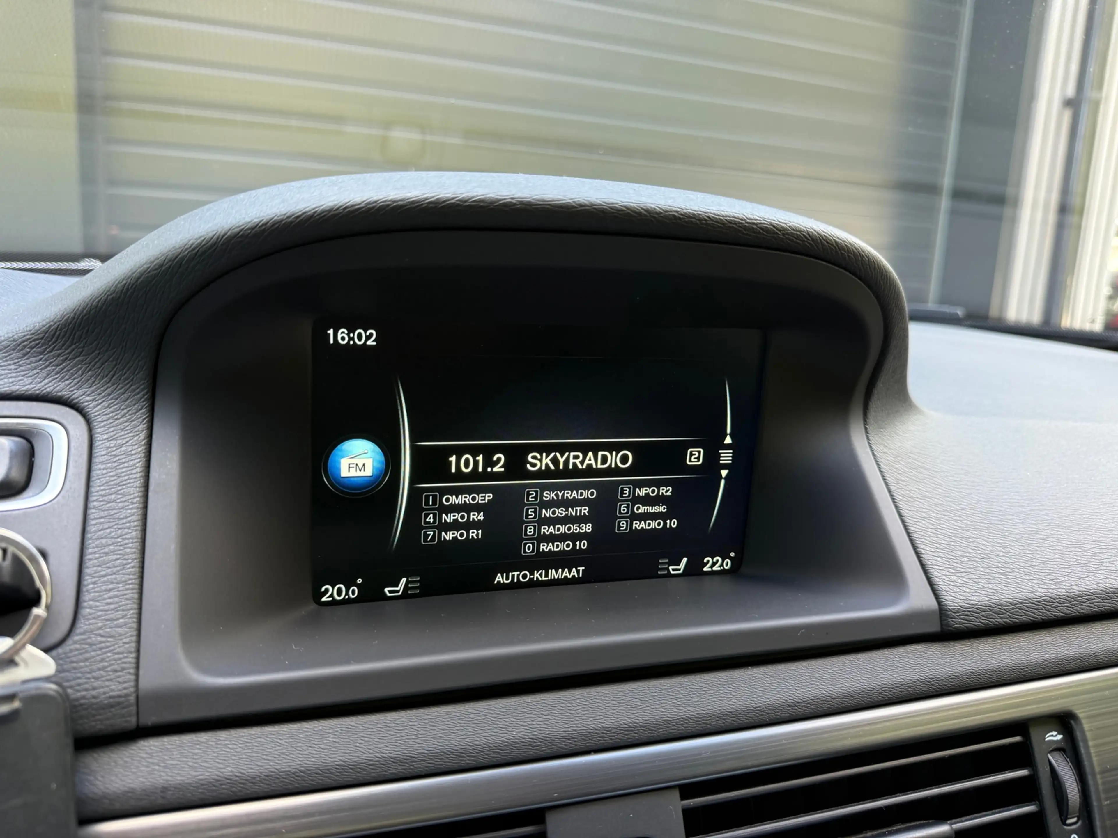 Volvo V70 2.0 D3 Classic Edition — photo 13