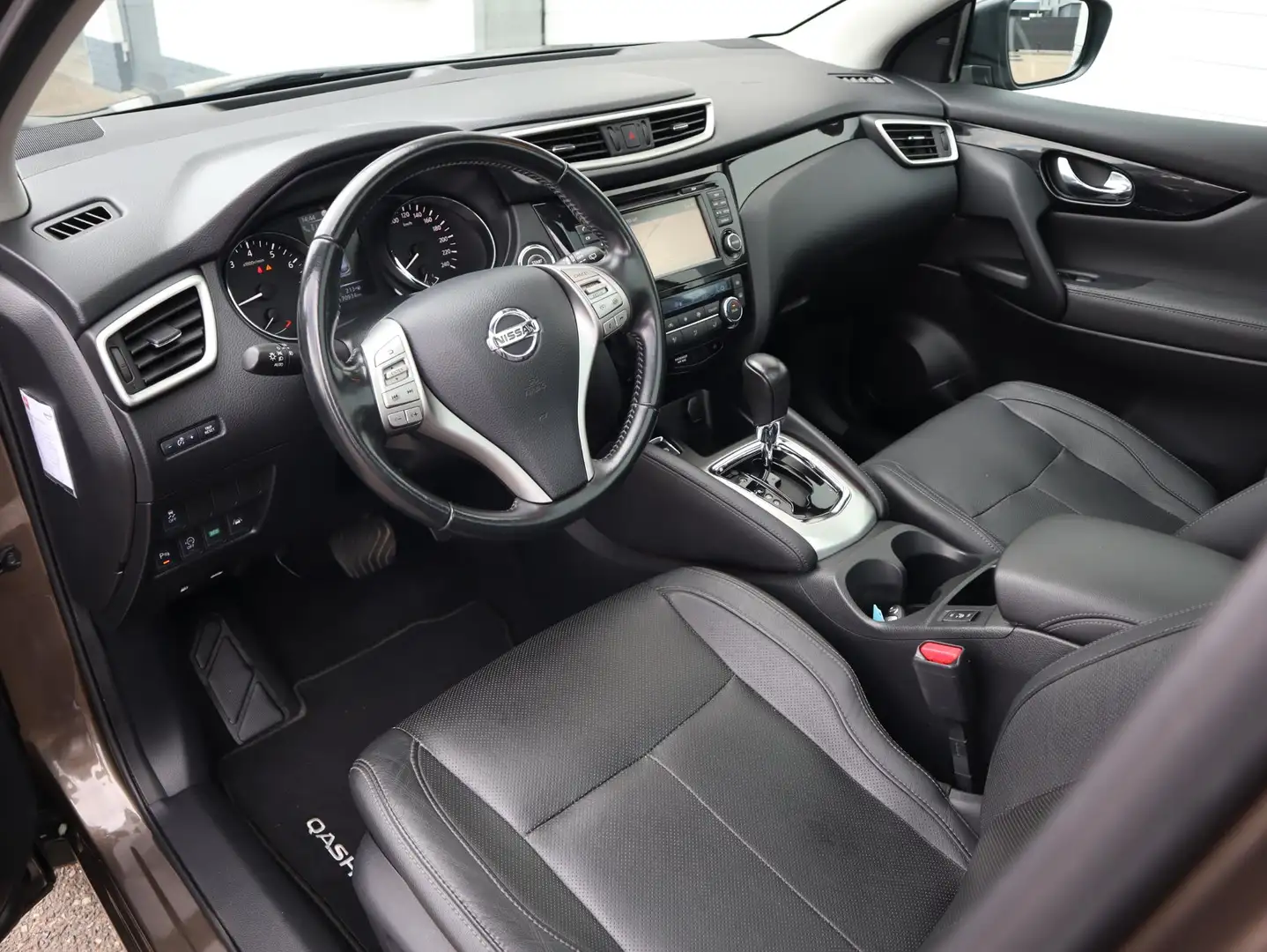 Nissan Qashqai 1.2 Tekna | Automaat | Trekhaak | 360 camera Bruin - 2