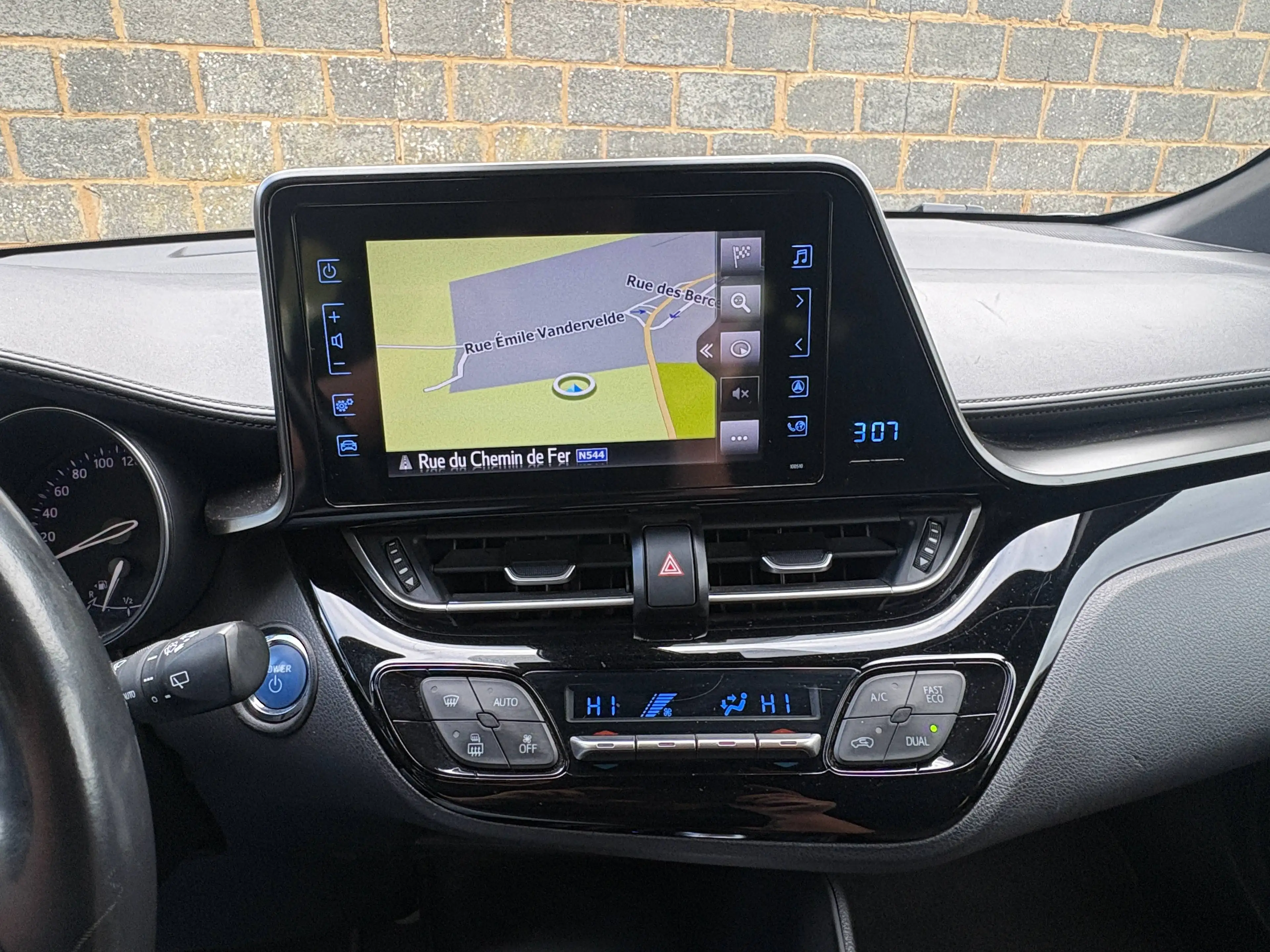 Toyota C-HR C-HR Hybrid 1.8i VVT-i — photo 11