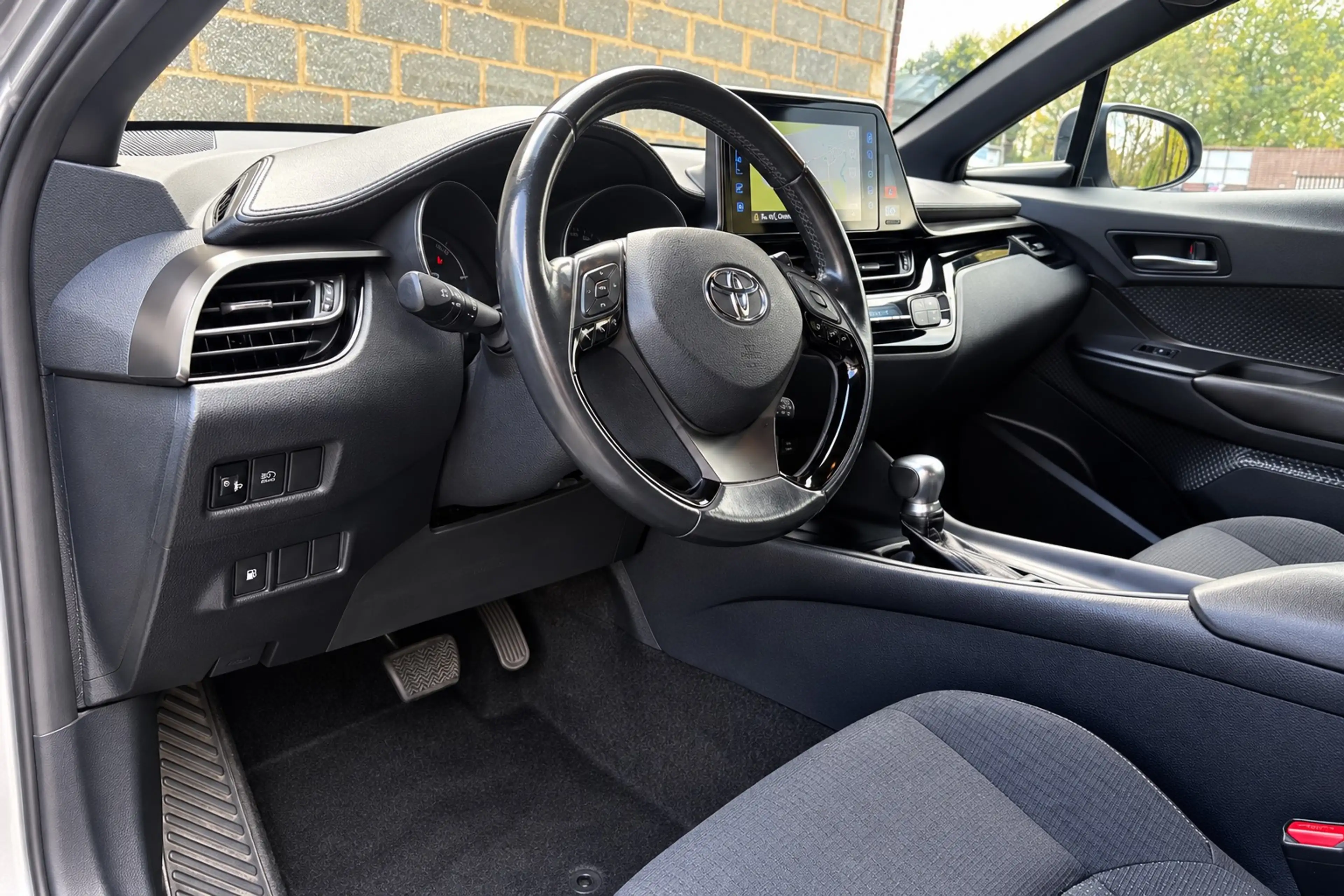 Toyota C-HR C-HR Hybrid 1.8i VVT-i — photo 7