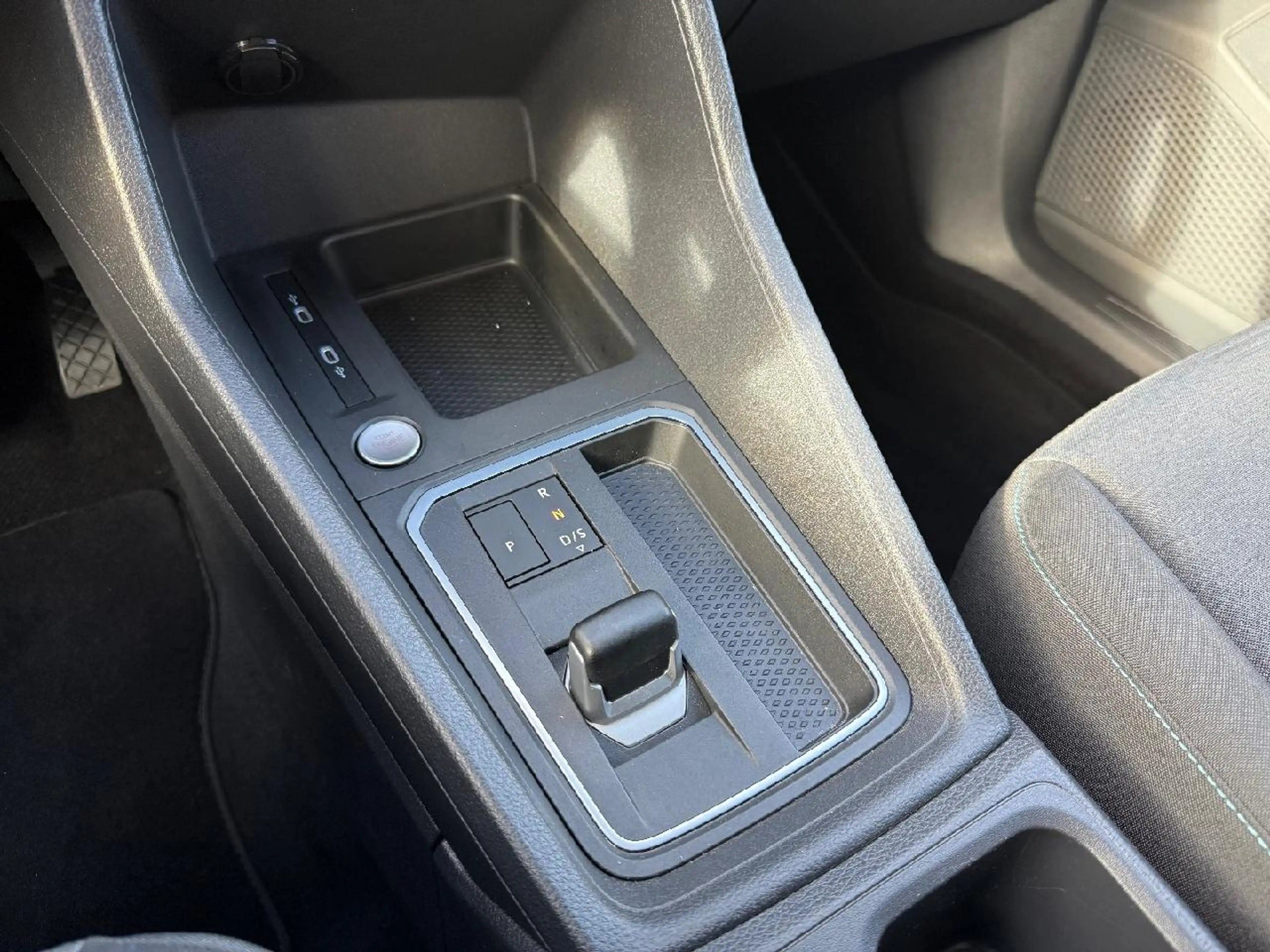 Ford Grand Tourneo Active — photo 14