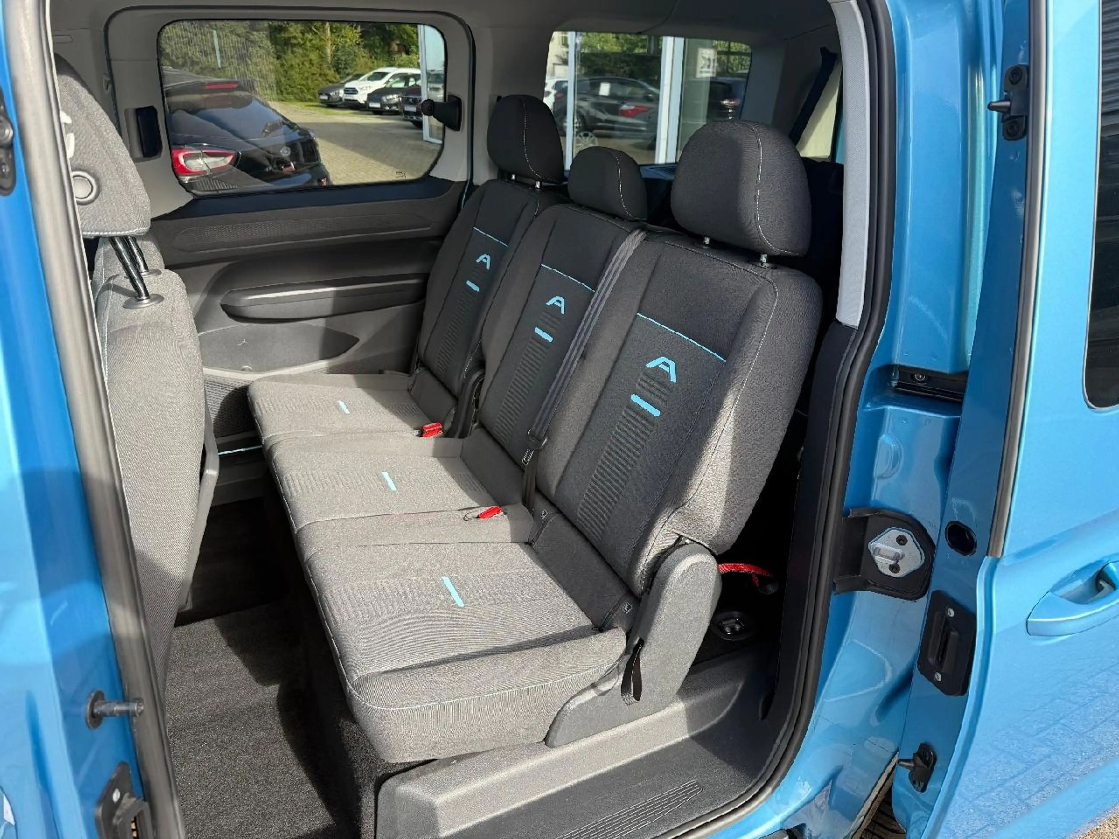 Ford Grand Tourneo Active — photo 9
