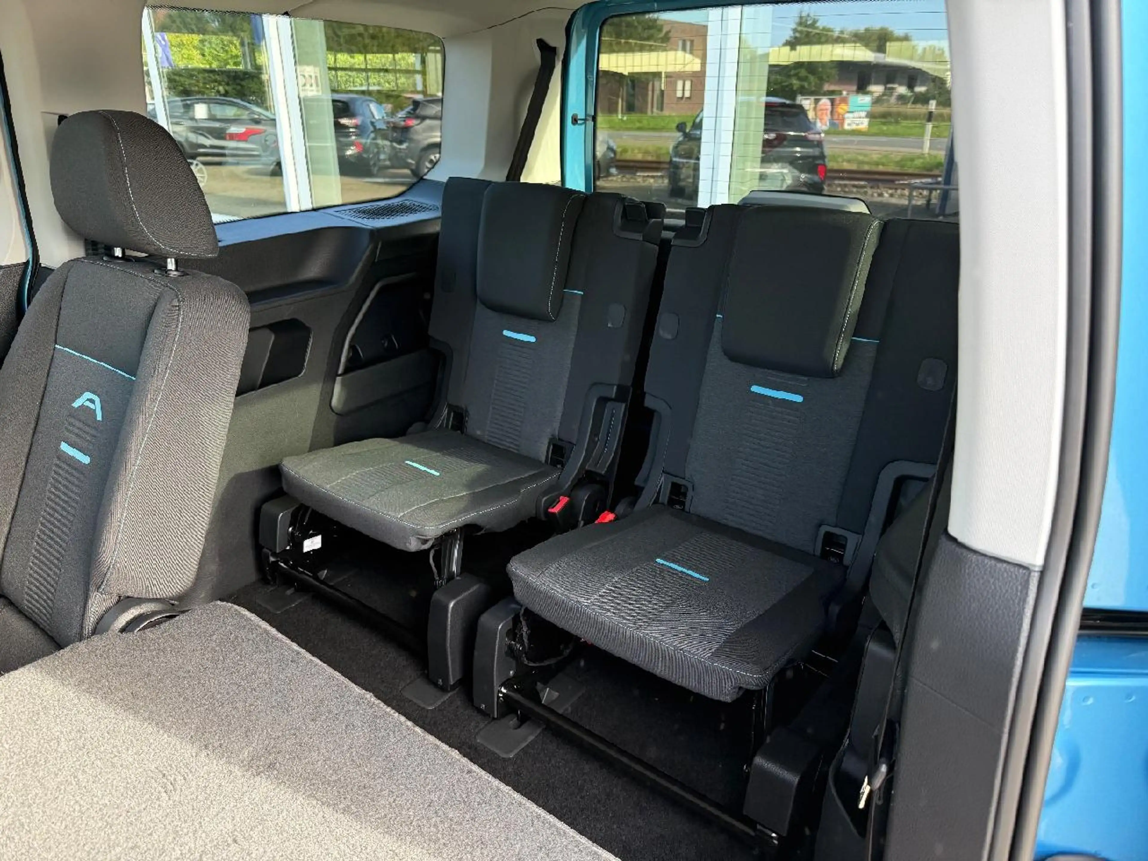 Ford Grand Tourneo Active — photo 8