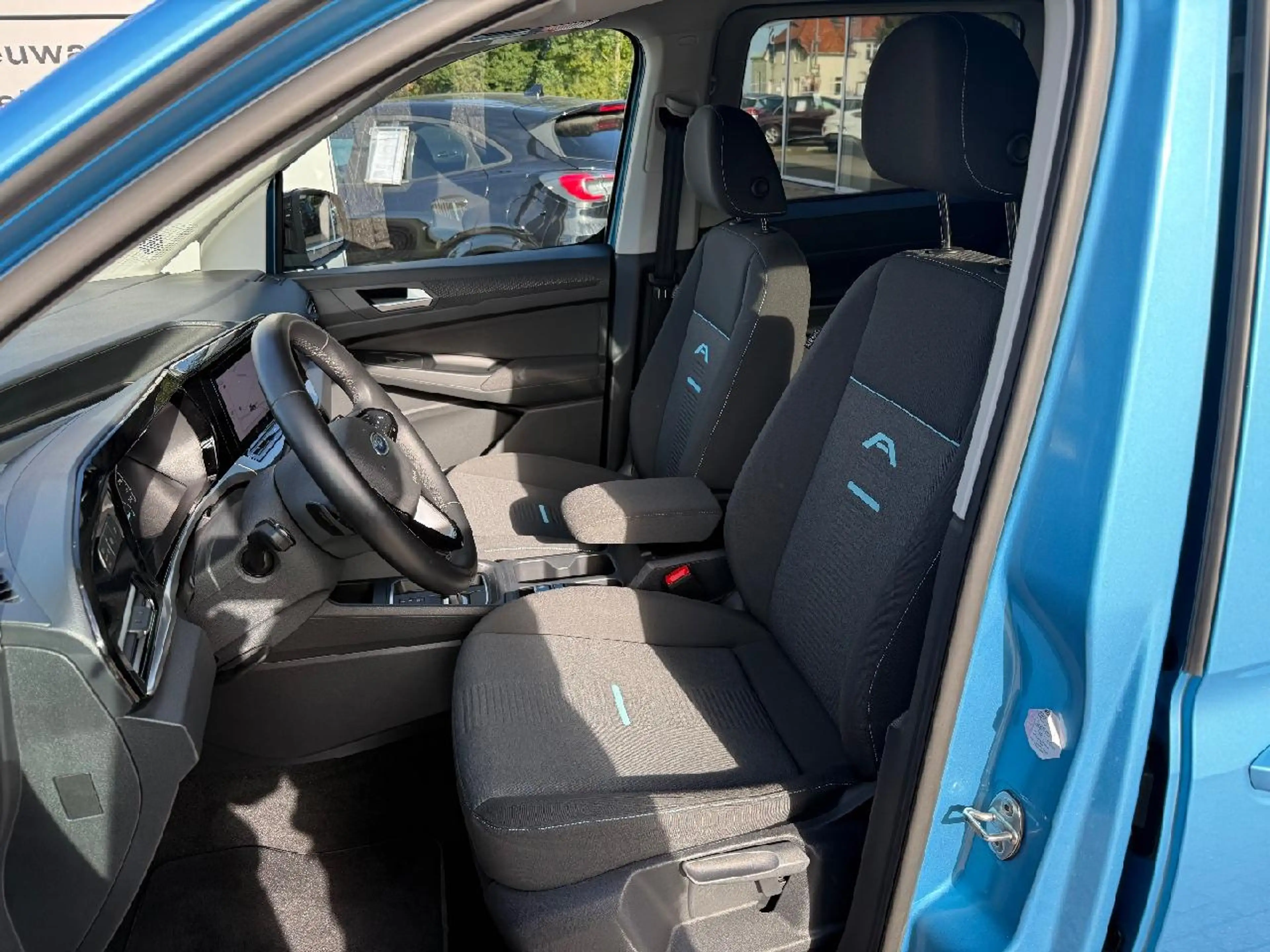 Ford Grand Tourneo Active — photo 10
