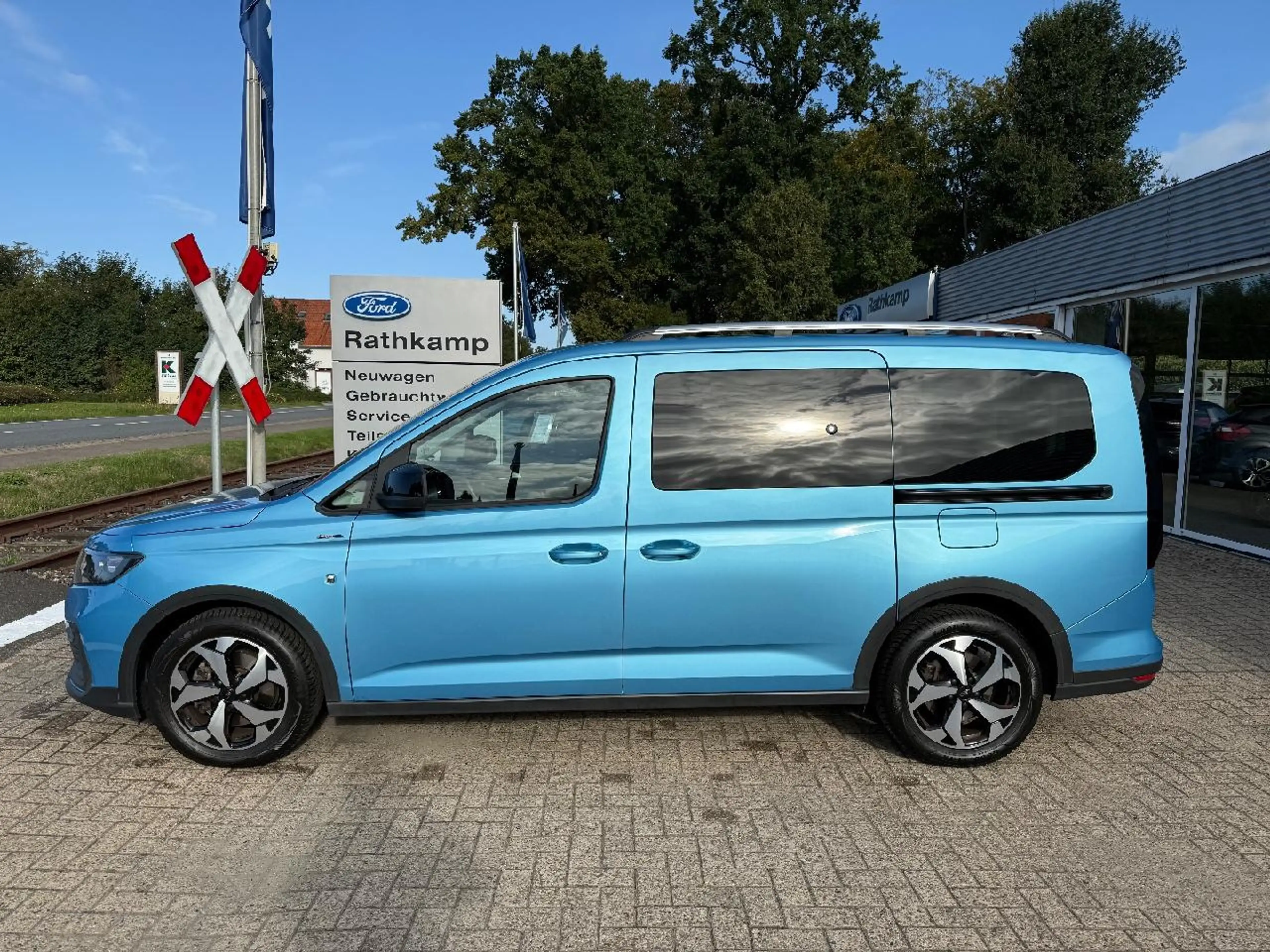 Ford Grand Tourneo Active — photo 3