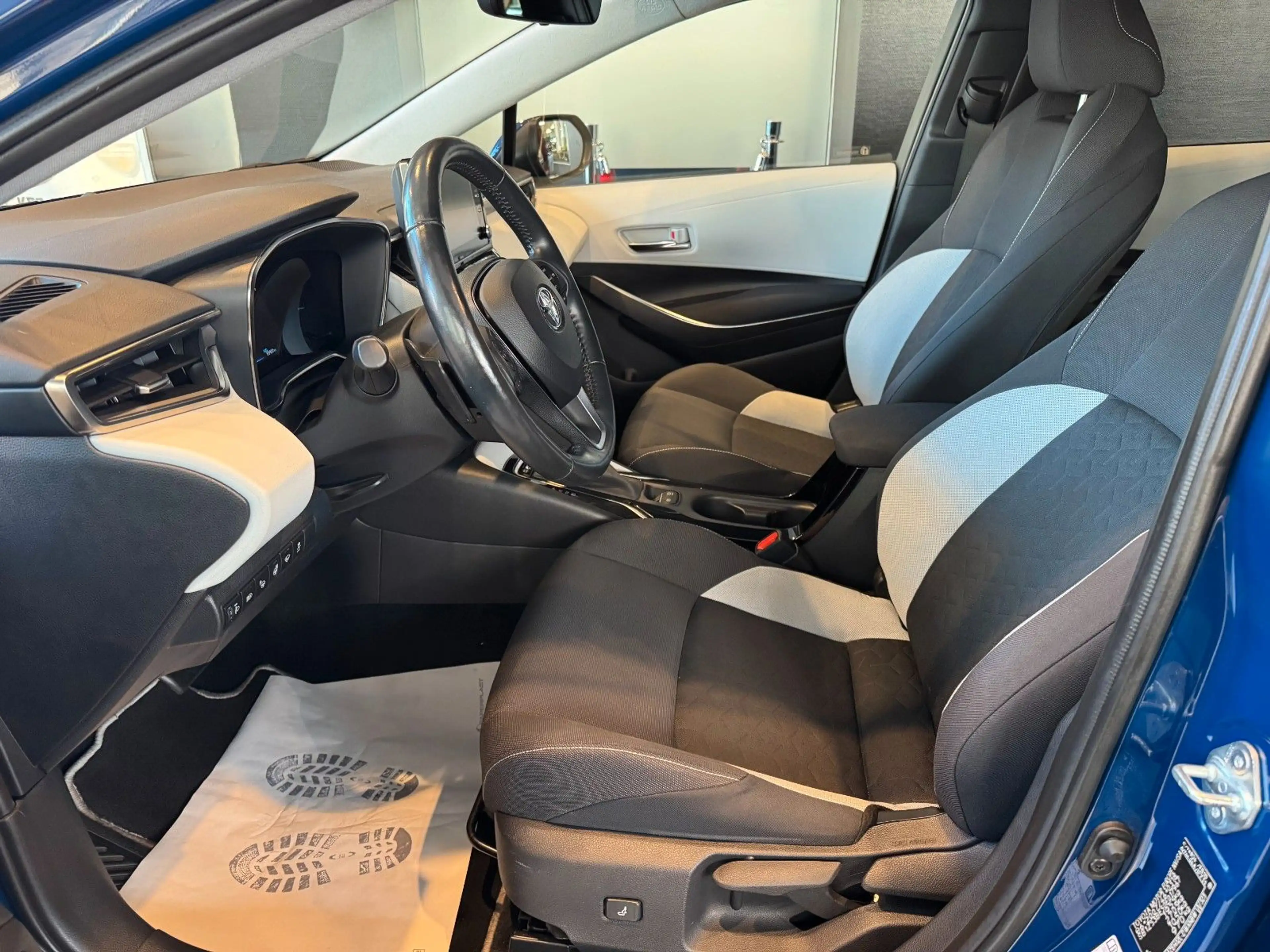 Toyota Corolla Touring Sports Hybrid Club — photo 11