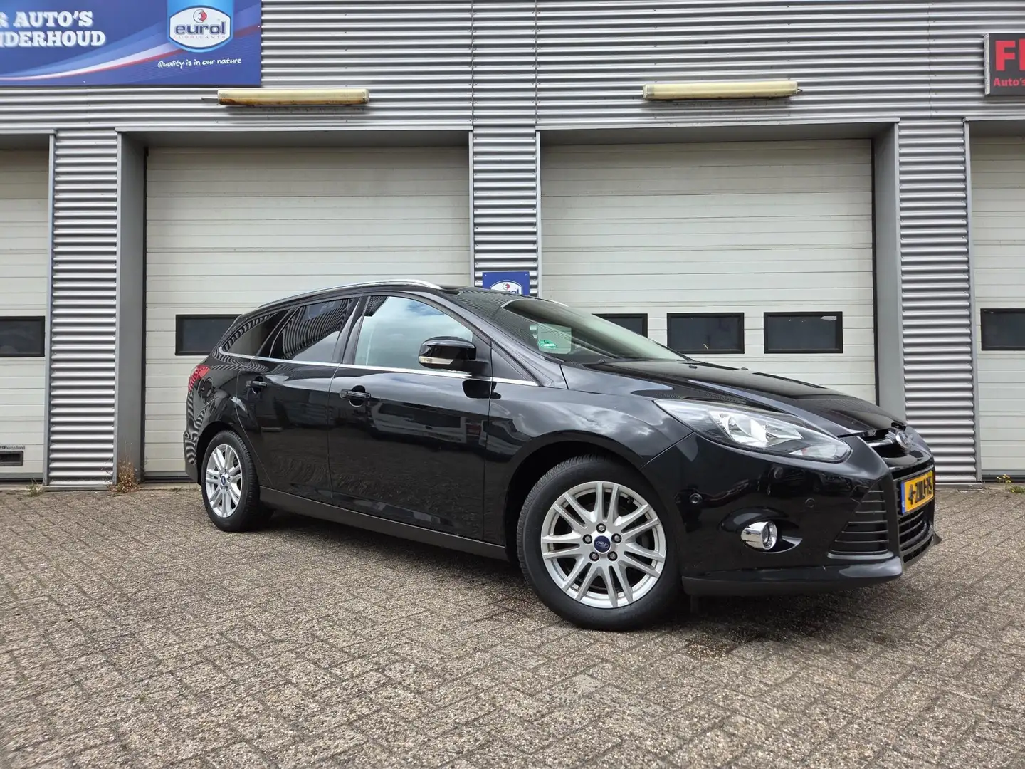 Ford Focus Wagon 1.0 EcoBoost Titanium Noir - 1