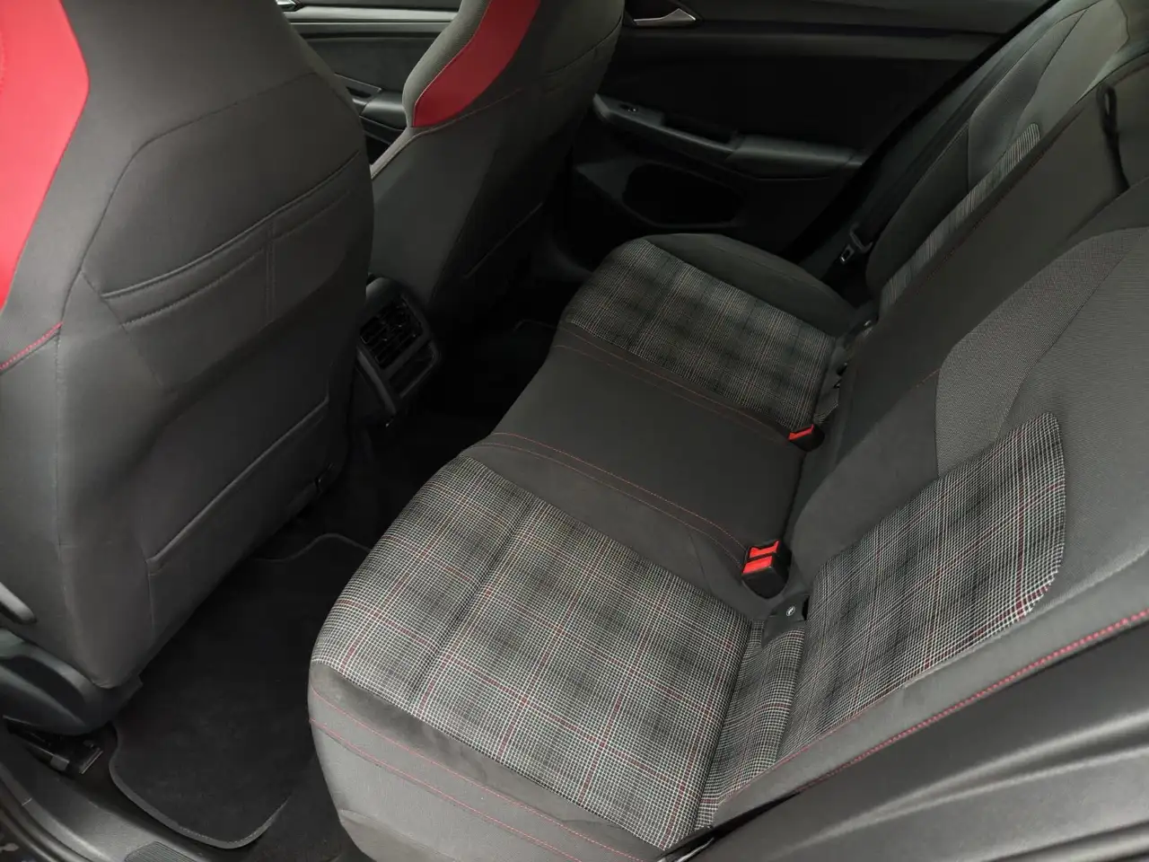 Volkswagen Golf GTI снимка Volkswagen Golf GTI