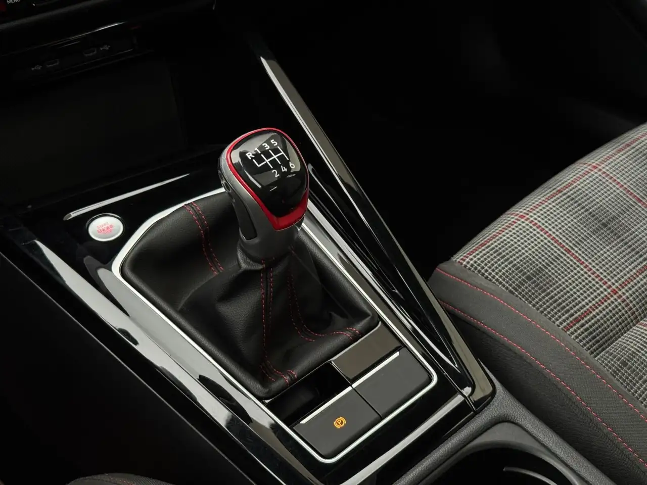 Volkswagen Golf GTI снимка Volkswagen Golf GTI