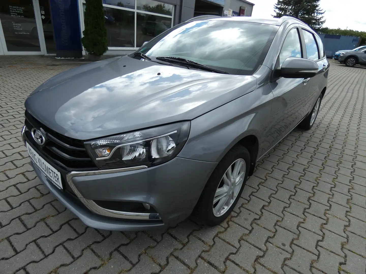 Lada Vesta SW 1,6 Luxus Automatik, Navi, PDC, Alu 16", TÜV Grau - 1