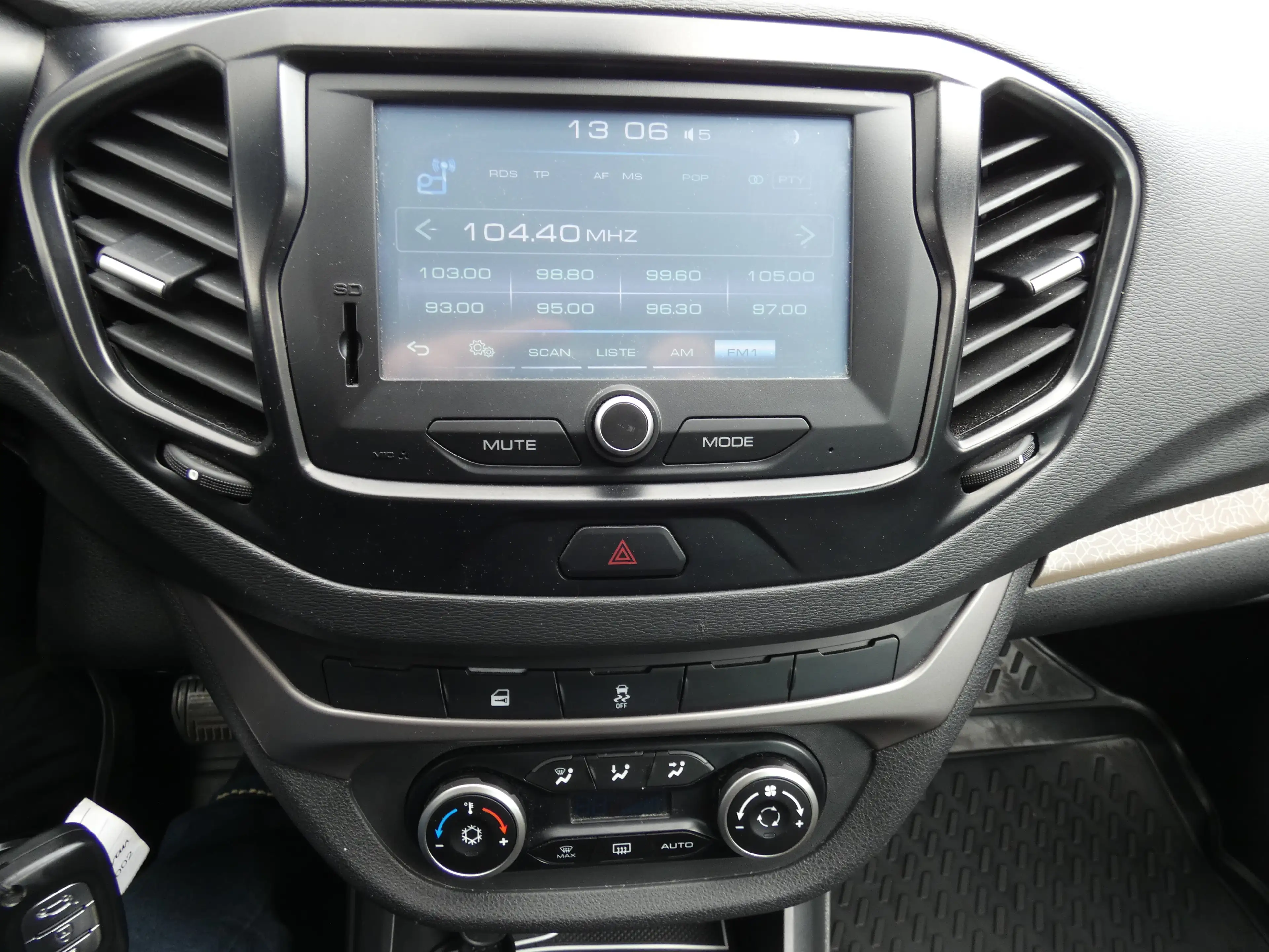 Lada Vesta SW 1,6 Luxus Automatik, Navi, PDC, Alu 16", TÜV — photo 11
