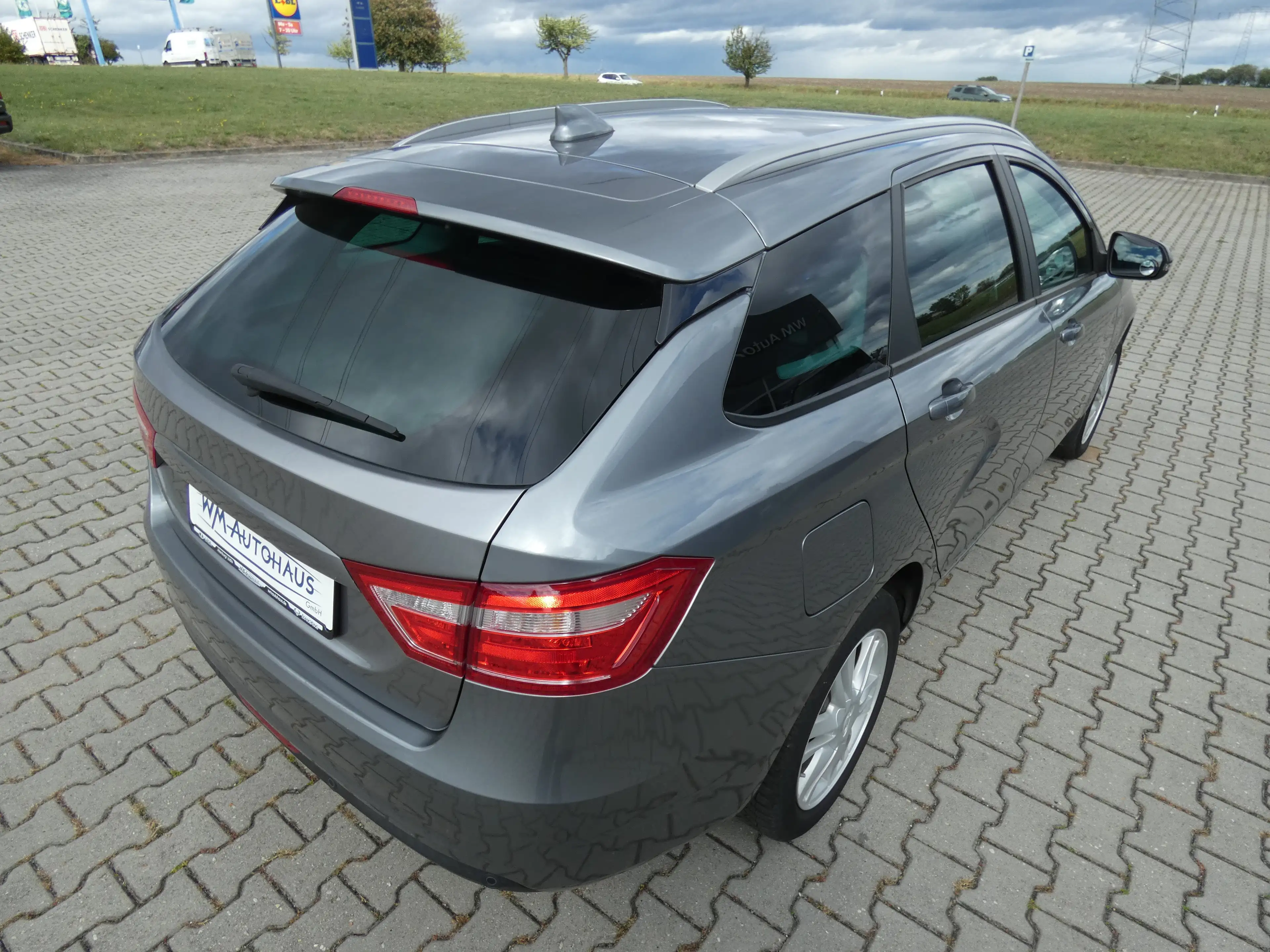 Lada Vesta SW 1,6 Luxus Automatik, Navi, PDC, Alu 16", TÜV — photo 4